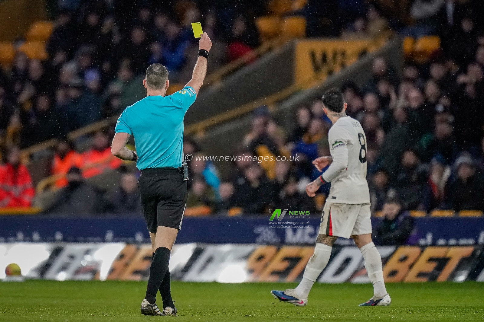 Referee Jarred Gillett gives a yellow card to Enzo Fernandez of Chelsea during the Premier League match Wolverhampton Wanderers vs Chelsea at Molineux, Wolverhampton, United Kingdom on 07 February 2026

(Photo by Maynard Manyowa/News Images)