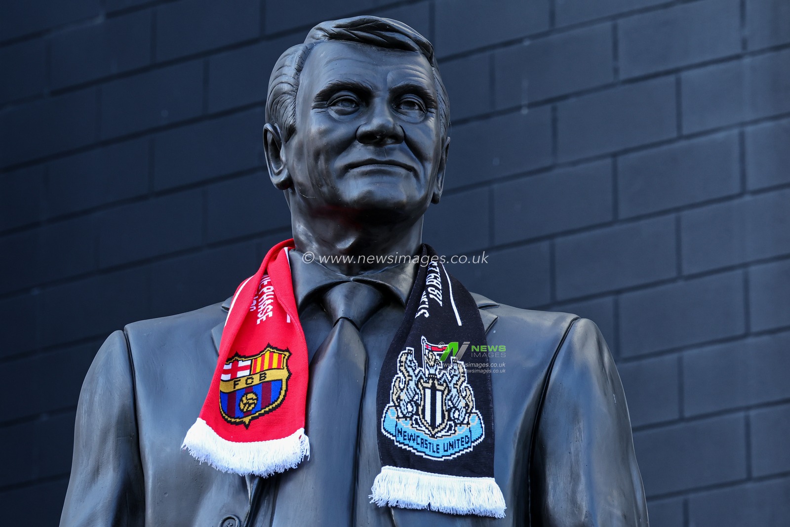 Sir Bobby Robson statue with a half and half scarf ahead of the UEFA Champions League 2025/26 Phase MD1 Newcastle United v Barcelona at St James's Park, Newcastle, United Kingdom, 18th September 2025

(Photo by Mark Cosgrove/News Images)