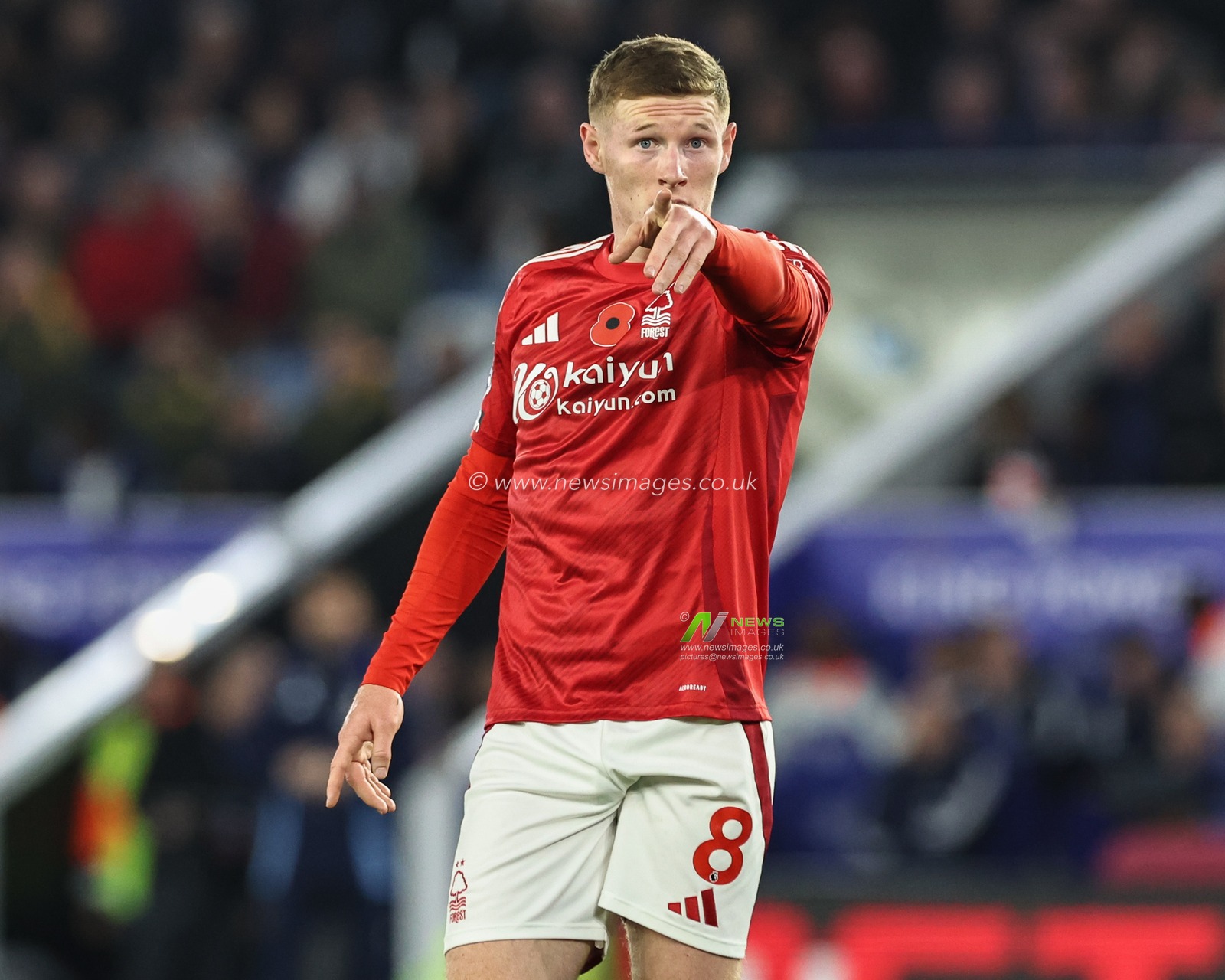 Elliot Anderson of Nottingham Forest gives his team instructions during the Premier League match Leicester City vs Nottingham Forest at King Power Stadium, Leicester, United Kingdom, 25th October 2024

(Photo by Mark Cosgrove/News Images)
