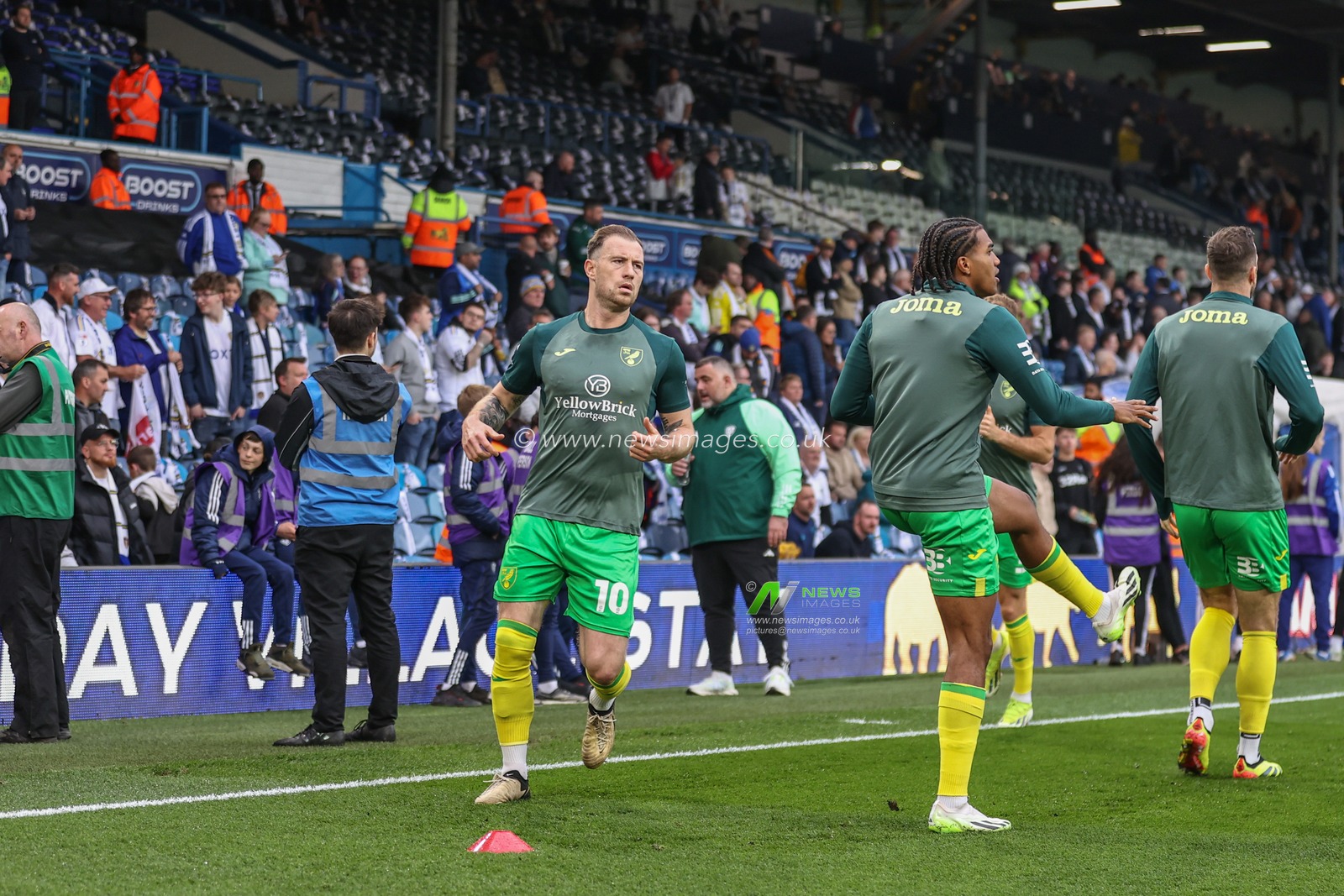 Ashley Barnes of Norwich City in the pregame warmup session during the Sky Bet Championship Play-off Semi Final Second Leg Leeds United vs Norwich City at Elland Road, Leeds, United Kingdom, 16th May 2024

(Photo by Mark Cosgrove/News Images)