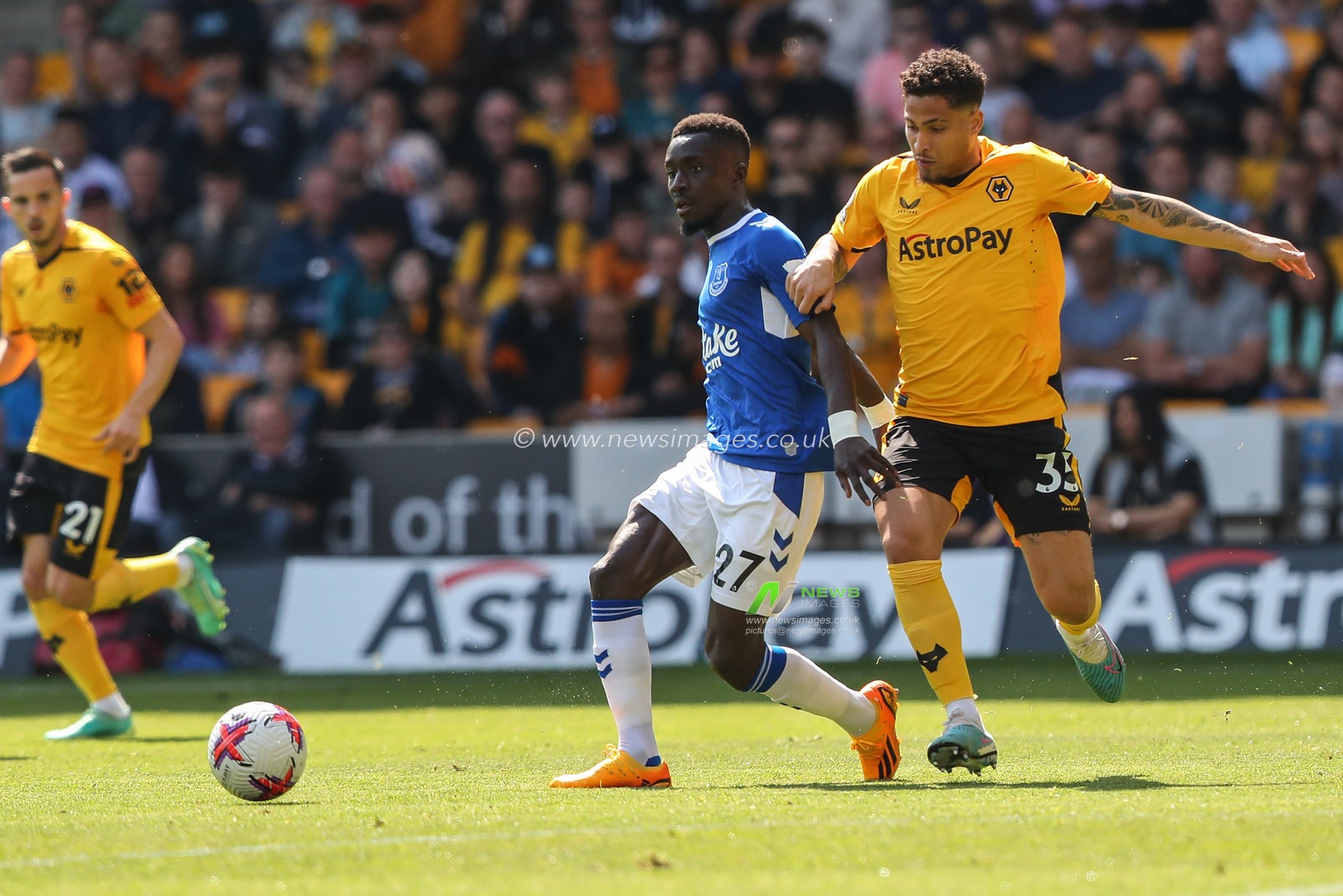 Idrissa Gueye #27 of Everton and JoÃ£o Gomes #35 of Wolverhampton Wanderers battle for the ball during the Premier League match Wolverhampton Wanderers vs Everton at Molineux, Wolverhampton, United Kingdom, 20th May 2023

(Photo by Gareth Evans/News Images)
