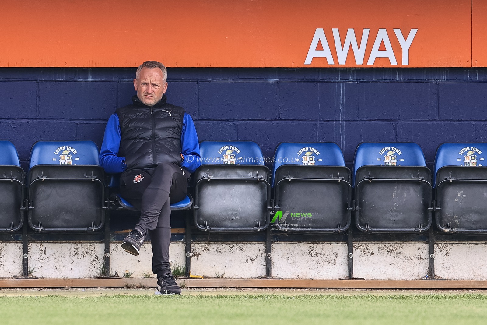 Neil Critchley head coach of Blackpool sits in the away bench at Kenilworth Road
