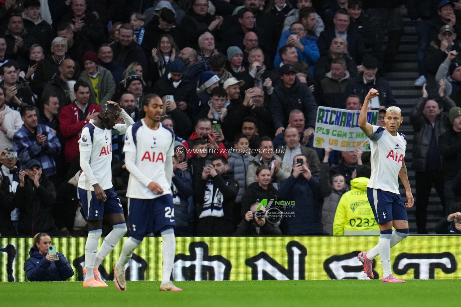 Richarlison of Tottenham Hotspur celebrates 1-0 lead during the Premier League match Tottenham Hotspur vs Brentford at Tottenham Hotspur Stadium, London, United Kingdom, 6th December 2025

(Photo by Harvey Murphy/News Images)

*** GER AUT SUI OUT ***