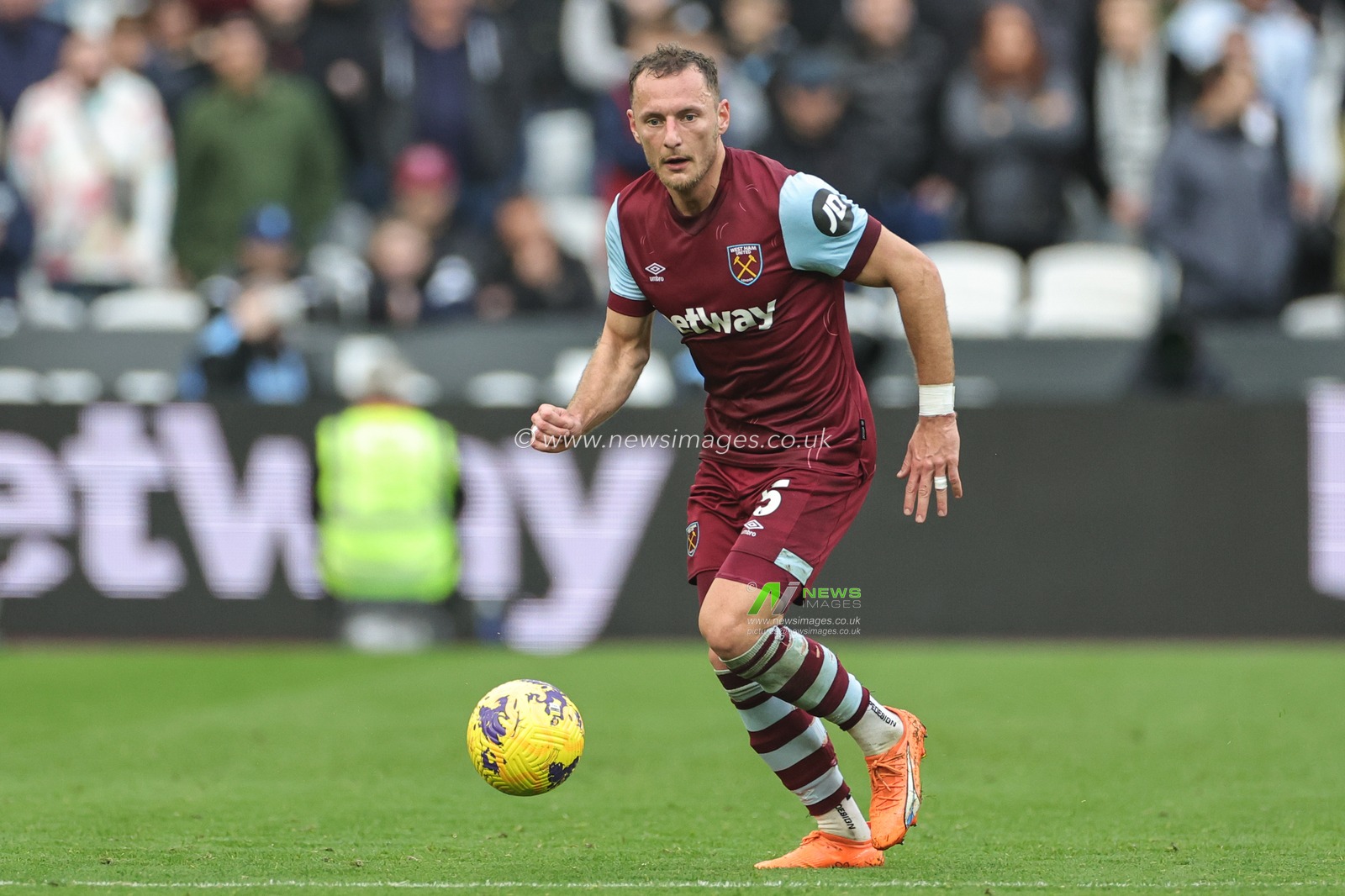 Mohammed Kudus #14 of West Ham United breaks with the ball during the Premier League match West Ham United vs Everton at London Stadium, London, United Kingdom, 29th October 2023

(Photo by Mark Cosgrove/News Images)