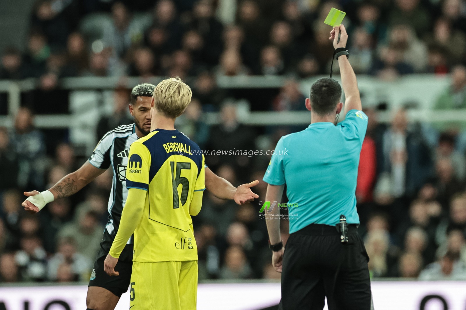 Referee Christopher Kavanagh gives a yellow card to Joelinton of Newcastle Untied during the Carabao Cup Last 16 Newcastle United vs Tottenham Hotspur at St. James's Park, Newcastle, United Kingdom, 29th October 2025

(Photo by Mark Cosgrove/News Images)

*** GER AUT SUI OUT ***