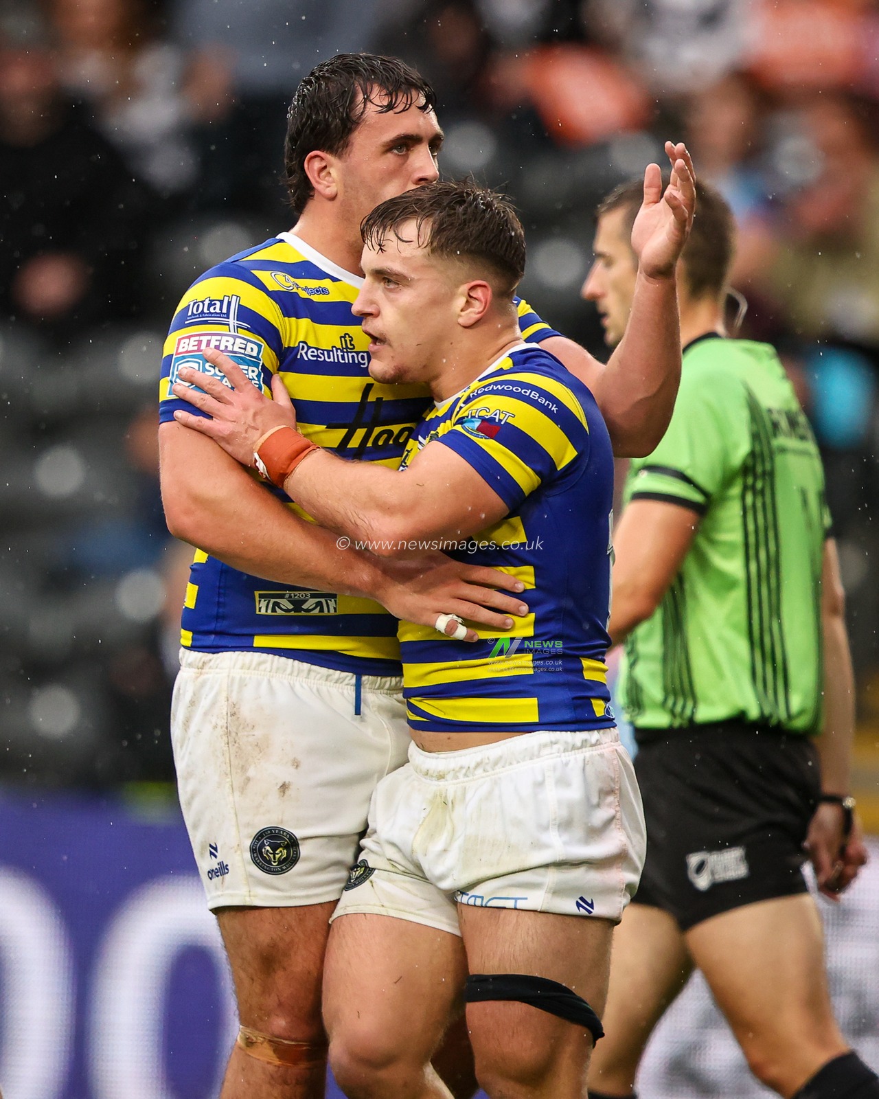 Leon Hayes of Warrington Wolves celebrates his try during the Betfred Super League round 25 match Hull FC vs Warrington Wolves at MKM Stadium, Hull, United Kingdom on 29 August 2026

(Photo by Alfie Cosgrove/News Images)