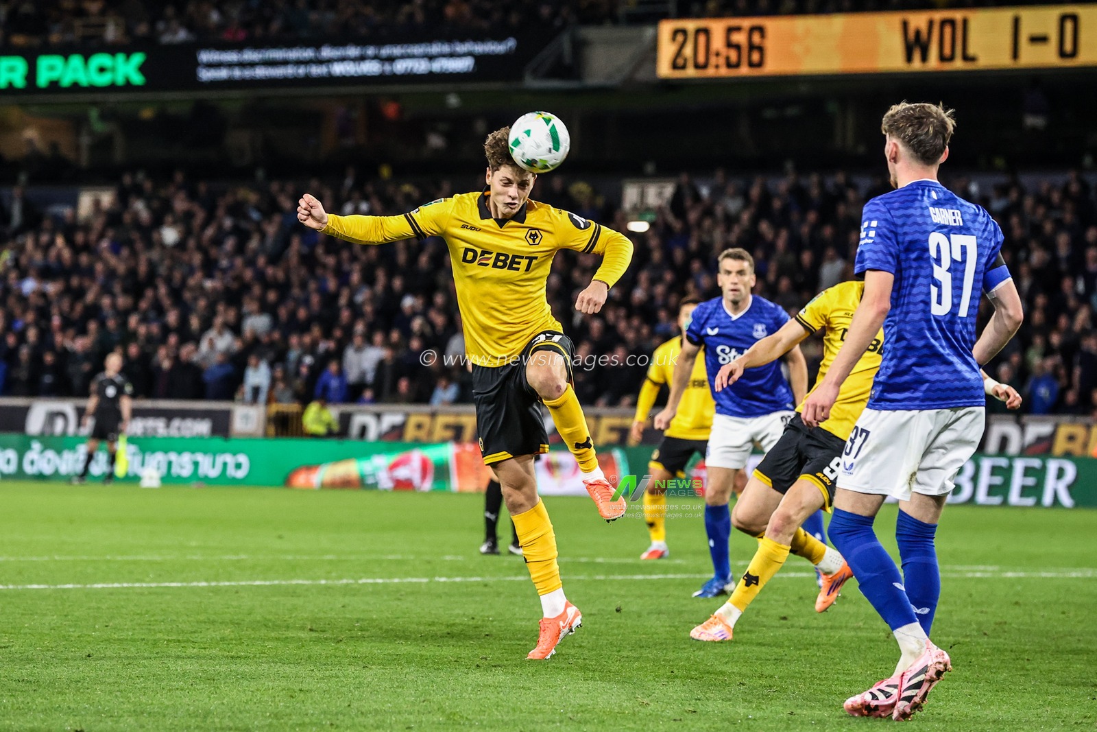 Ladislav Krejčí of Wolverhampton Wanderers heads on goal during the Carabao Cup round 3 match Wolverhampton Wanderers vs Everton at Molineux, Wolverhampton, United Kingdom, 23rd September 2025

(Photo by Alfie Cosgrove/News Images)