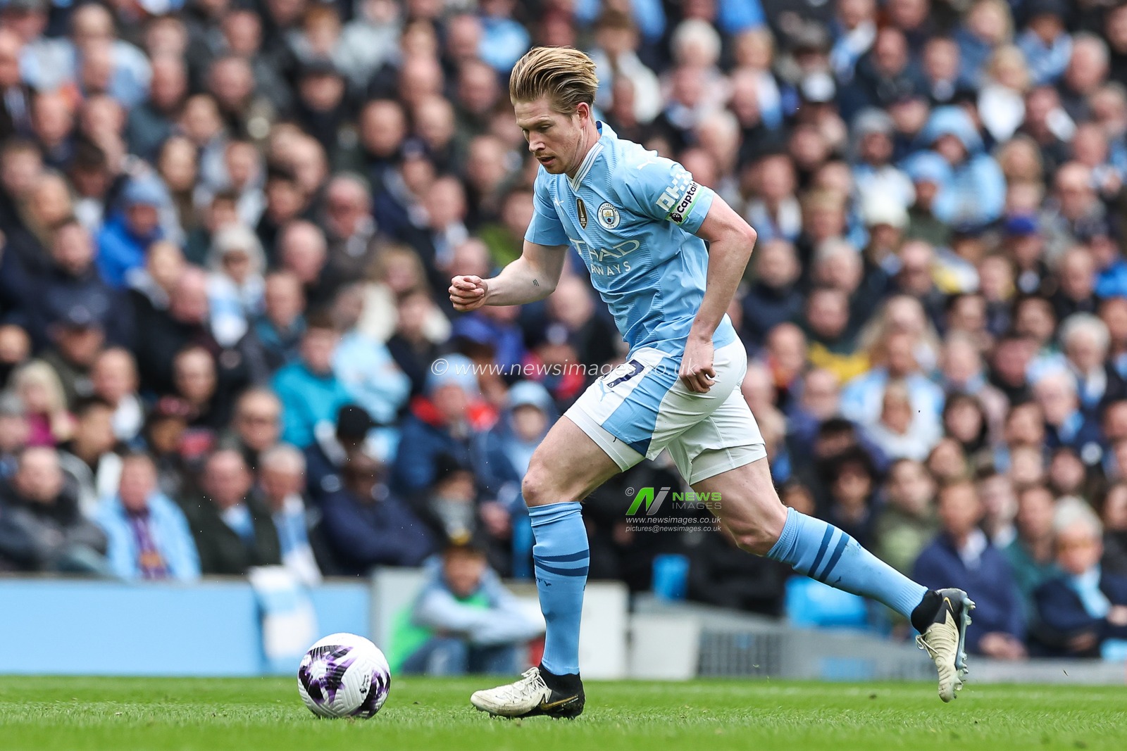 Kevin De Bruyne of Manchester City makes a break with the ball during the Premier League match Manchester City vs Arsenal at Etihad Stadium, Manchester, United Kingdom, 31st March 2024

(Photo by Mark Cosgrove/News Images)