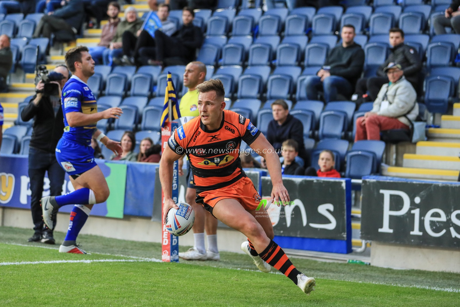 16th May 2019 , Emerald  Carnegie Stadium, England; Betfred Super League, Round 15, Leeds Rhinos vs Castleford Tigers ; Greg Eden (5) of Castleford Tigers goes over for a try 


Credit: Mark Cosgrove/News Image