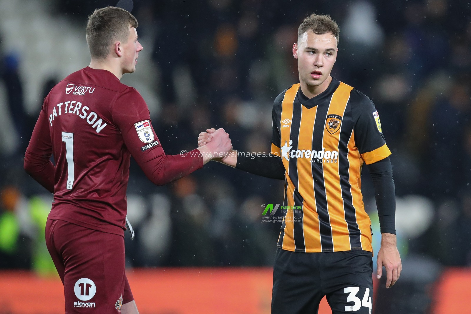 Harvey Vale #34 of Hull City shakes hands with Anthony Patterson #1 of Sunderland after the Sky Bet Championship match Hull City vs Sunderland at MKM Stadium, Hull, United Kingdom, 17th December 2022

(Photo by James Heaton/News Images)