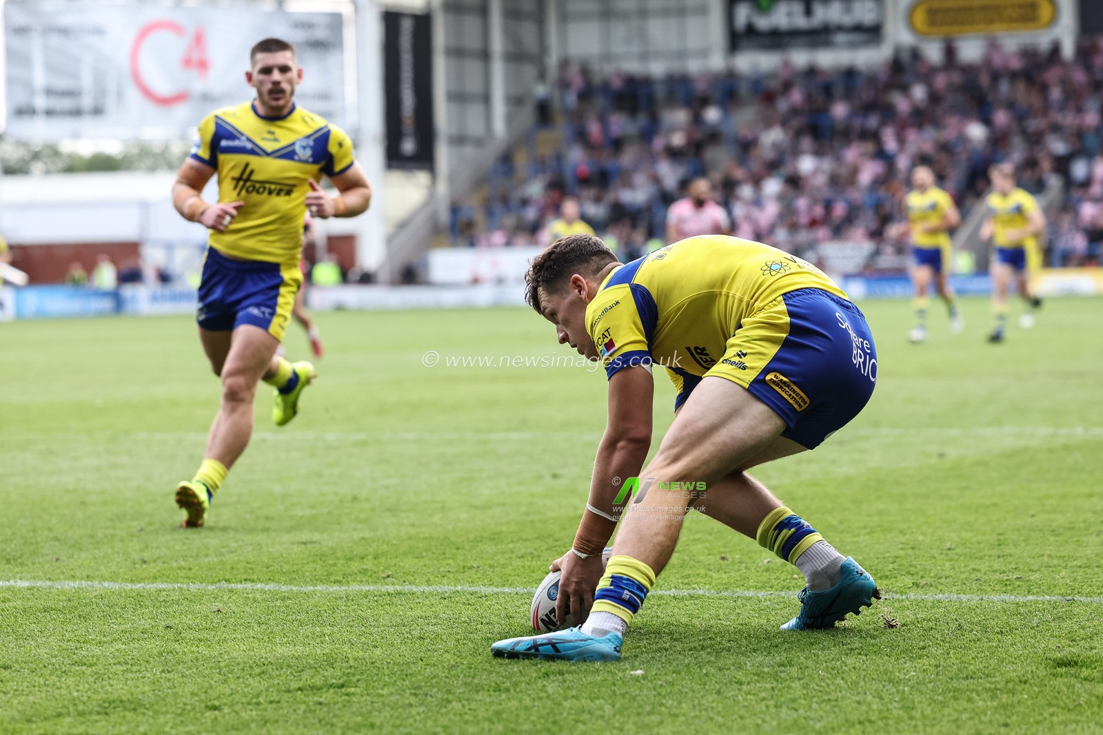Josh Thewlis of Warrington Wolves goes over for a try during the Betfred Super League Round 25 match Warrington Wolves vs Leigh Leopards at Halliwell Jones Stadium, Warrington, United Kingdom, 6th September 2025

(Photo by Mark Cosgrove/News Images)