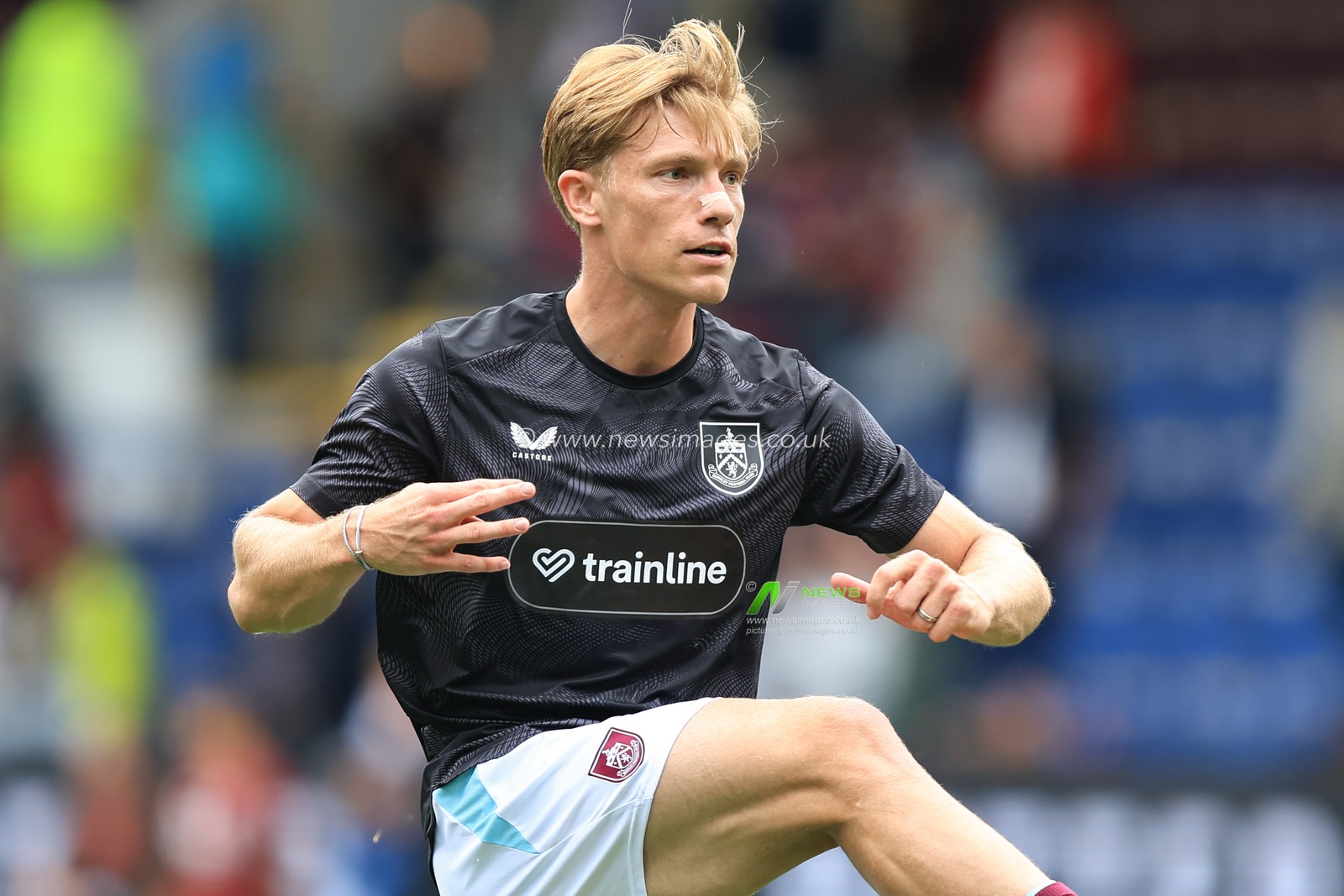 Zian Flemming of Burnley warms up ahead of the Sky Bet Championship match Burnley vs West Ham United at Turf Moor, Burnley, United Kingdom on 16 August 2026

(Photo by Jorge Horsted/News Images)