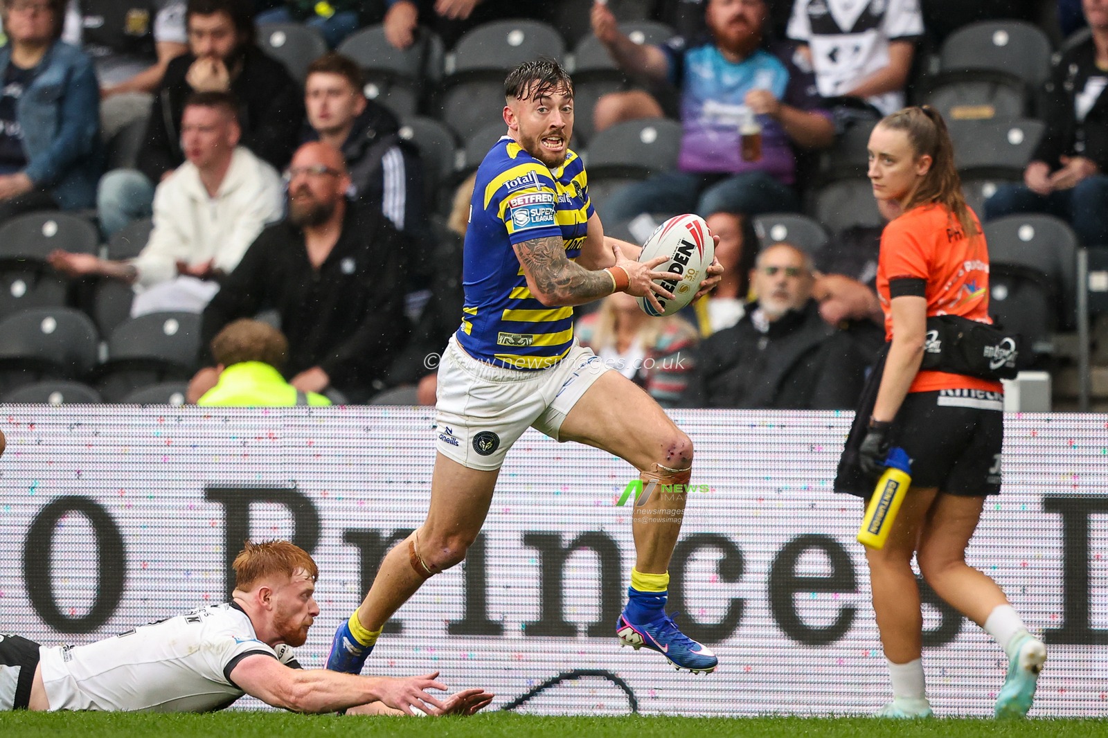 Matty Ashton of Warrington Wolves breaks with the ball during the Betfred Super League round 25 match Hull FC vs Warrington Wolves at MKM Stadium, Hull, United Kingdom on 29 August 2026

(Photo by Alfie Cosgrove/News Images)