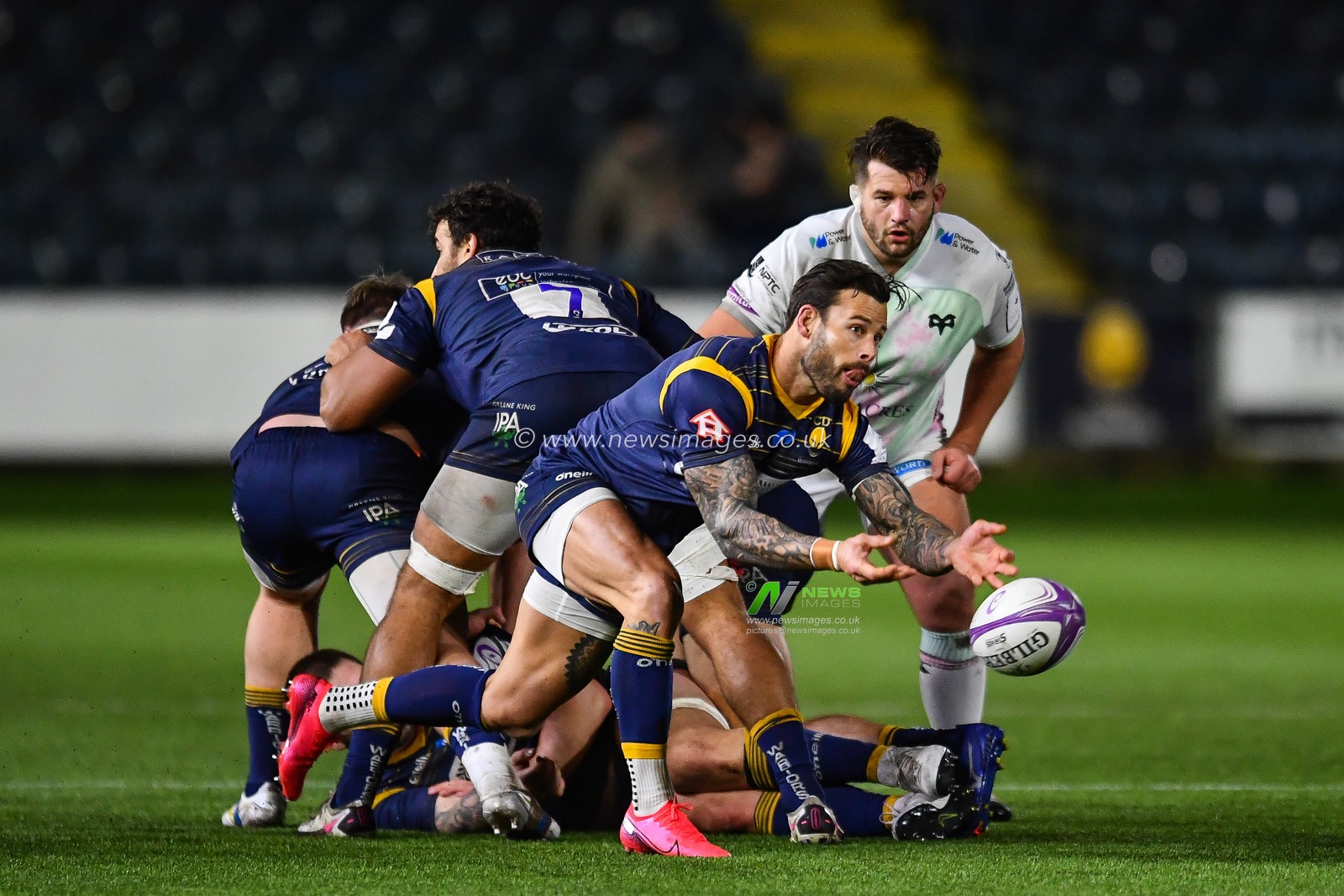 Francois Hougaard of Worcester Warriors in action