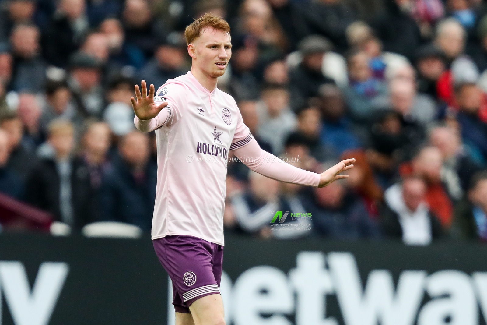 Sepp Van Den Berg of Brentford gives the team instructions during the Premier League match West Ham United vs Brentford at London Stadium, London, United Kingdom, 15th February 2025

(Photo by Izzy Poles/News Images)