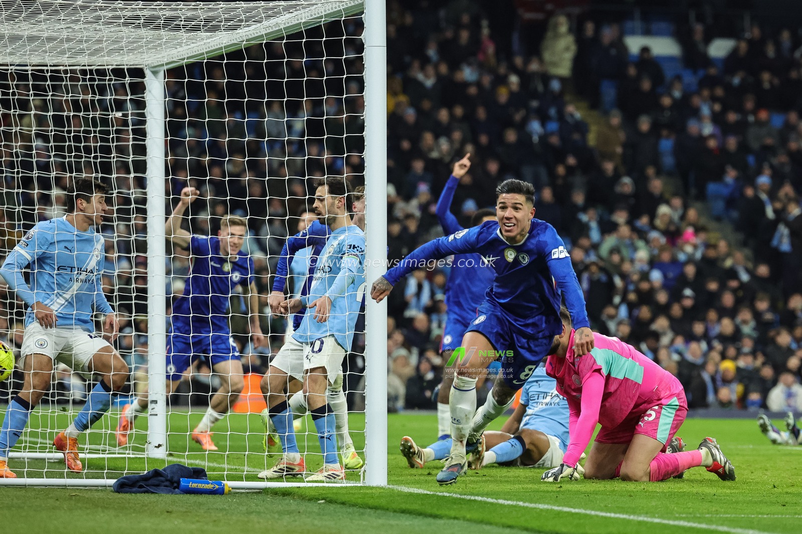 Enzo Fernandez of Chelsea celebrates his goal to make it 1-1 during the Premier League match Manchester City vs Chelsea at Etihad Stadium, Manchester, United Kingdom, 4th January 2026

(Photo by Mark Cosgrove/News Images)

*** GER AUT SUI OUT ***