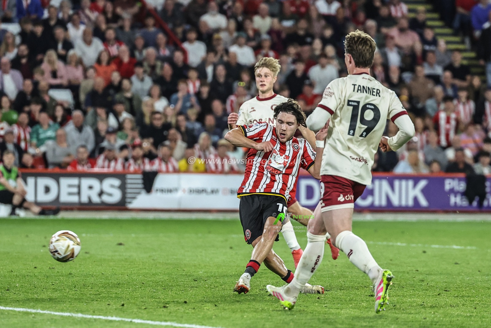Callum O'Hare of Sheffield United scores to make it 3-0 during the Sky Bet Championship Playoff Semi-final match Sheffield United vs Bristol City at Bramall Lane, Sheffield, United Kingdom, 12th May 2025

(Photo by Mark Cosgrove/News Images)