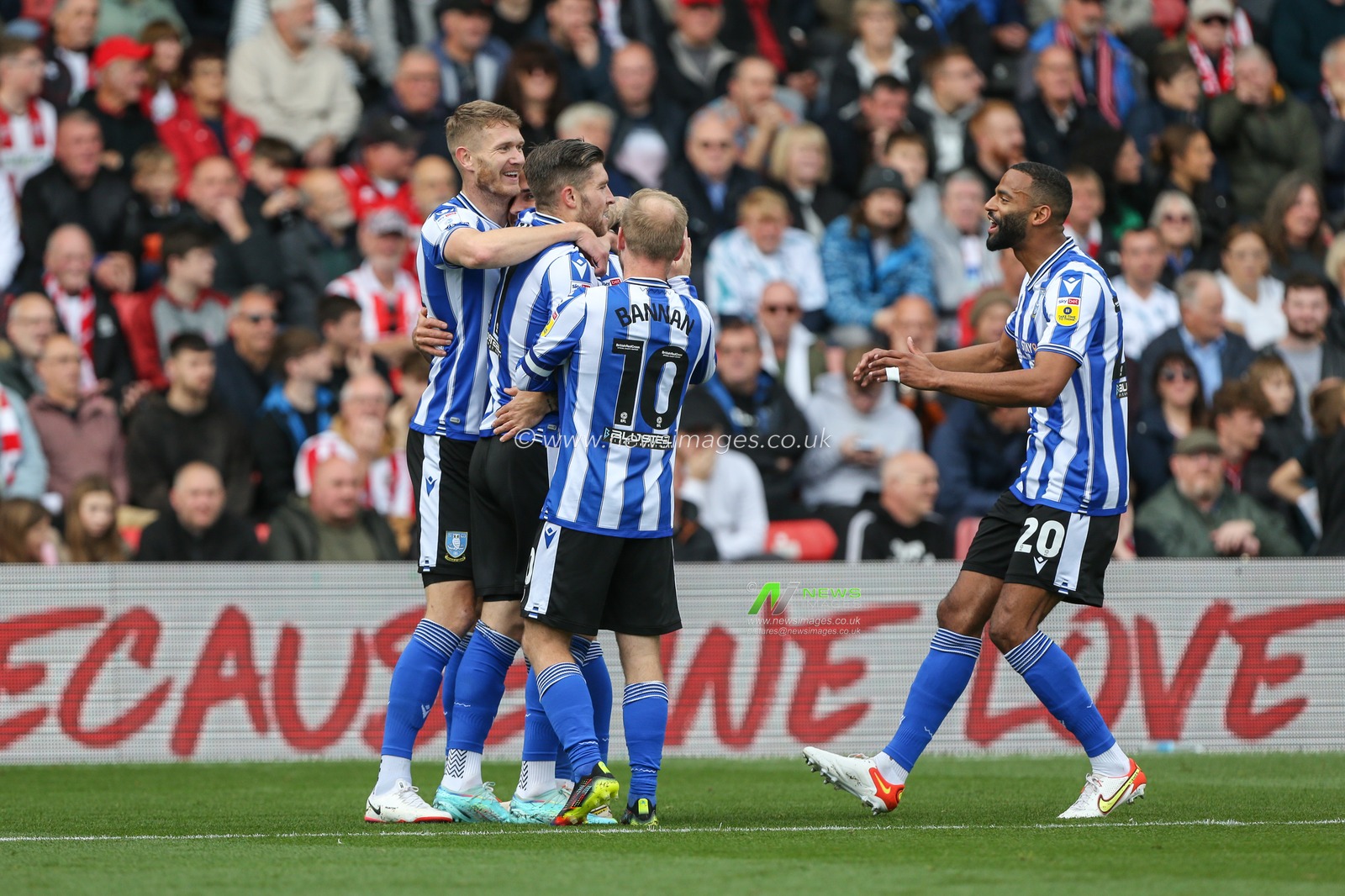 Lee Gregory #9 of Sheffield Wednesday celebrates scoring to make it 0-1 during the Sky Bet League 1 match Lincoln City vs Sheffield Wednesday at Gelder Group Sincil Bank Stadium, Lincoln, United Kingdom, 22nd October 2022

(Photo by Arron Gent/News Images)
