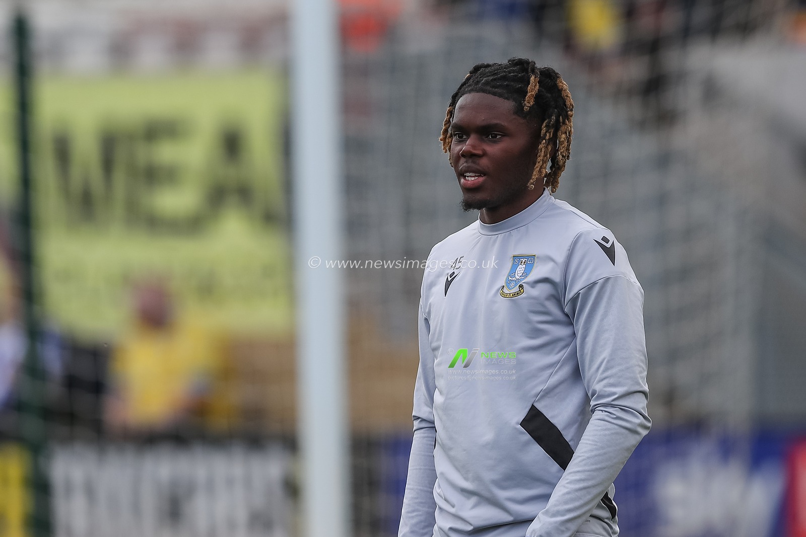Alex Mighten #45 of Sheffield Wednesday during the pre-game warm up ahead of during the Sky Bet League 1 match Cambridge United vs Sheffield Wednesday at Abbey Stadium, Cambridge, United Kingdom, 15th October 2022

(Photo by Gareth Evans/News Images)