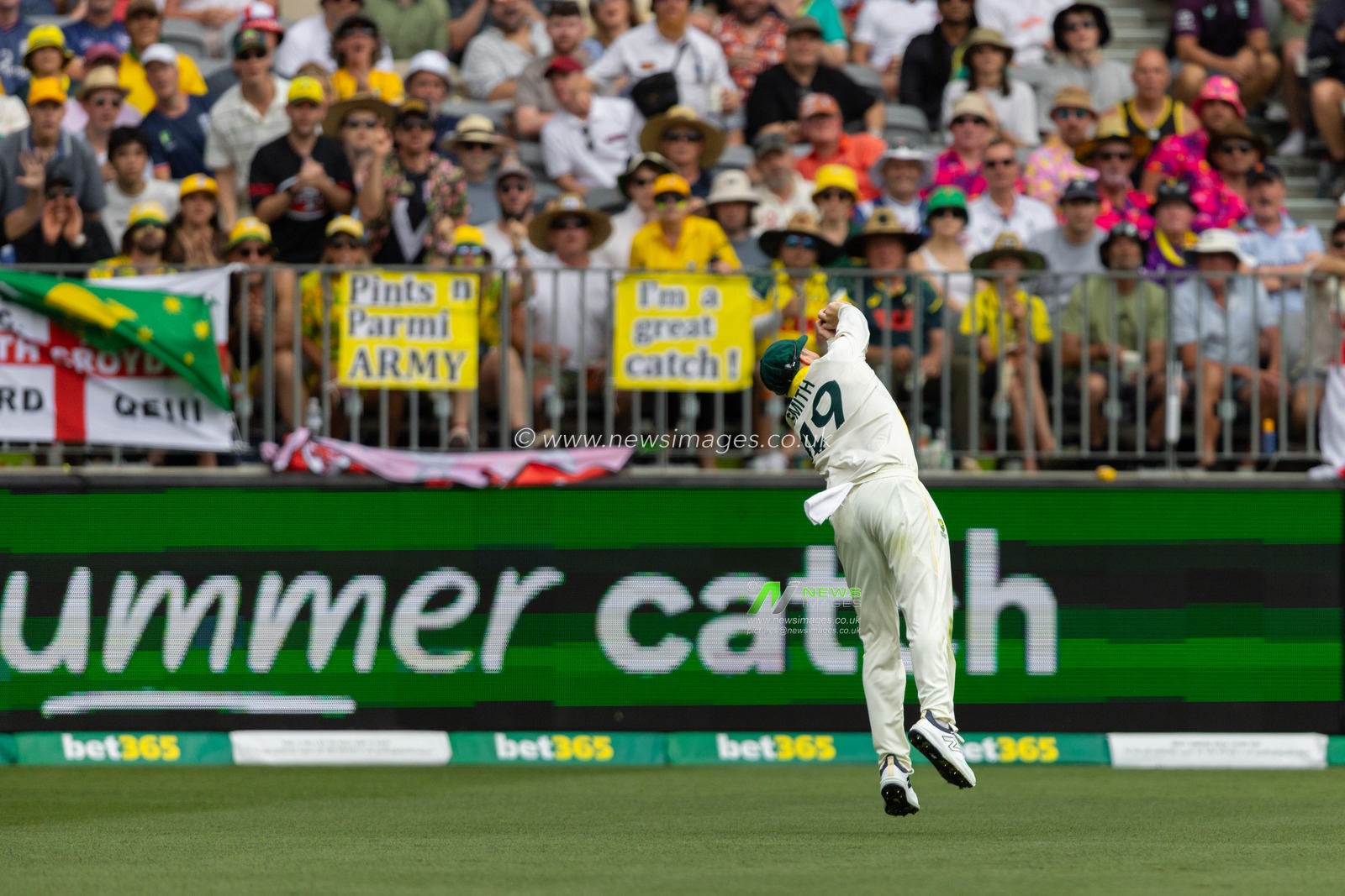 Steve Smith (c) of Australia takes a catch during the NRMA Insurance Ashes First Test Day 2 Australia vs England at Optus Stadium, Perth, Australia, 22nd November 2025

(Photo by Santanu Banik/News Images)

*** GER AUT SUI OUT ***
