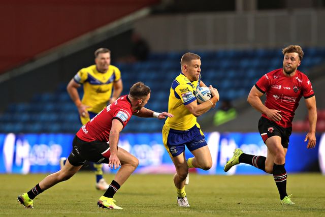 Matt Dufty of Warrington Wolves is pressured by Ryan Brierley of Salford Red Devils during the Betfred Super League round 17 match Salford Red Devils vs Warrington Wolves at Salford Community Stadium, Eccles, United Kingdom, 4th July 2025

(Photo by Sam Eaden/News Images)