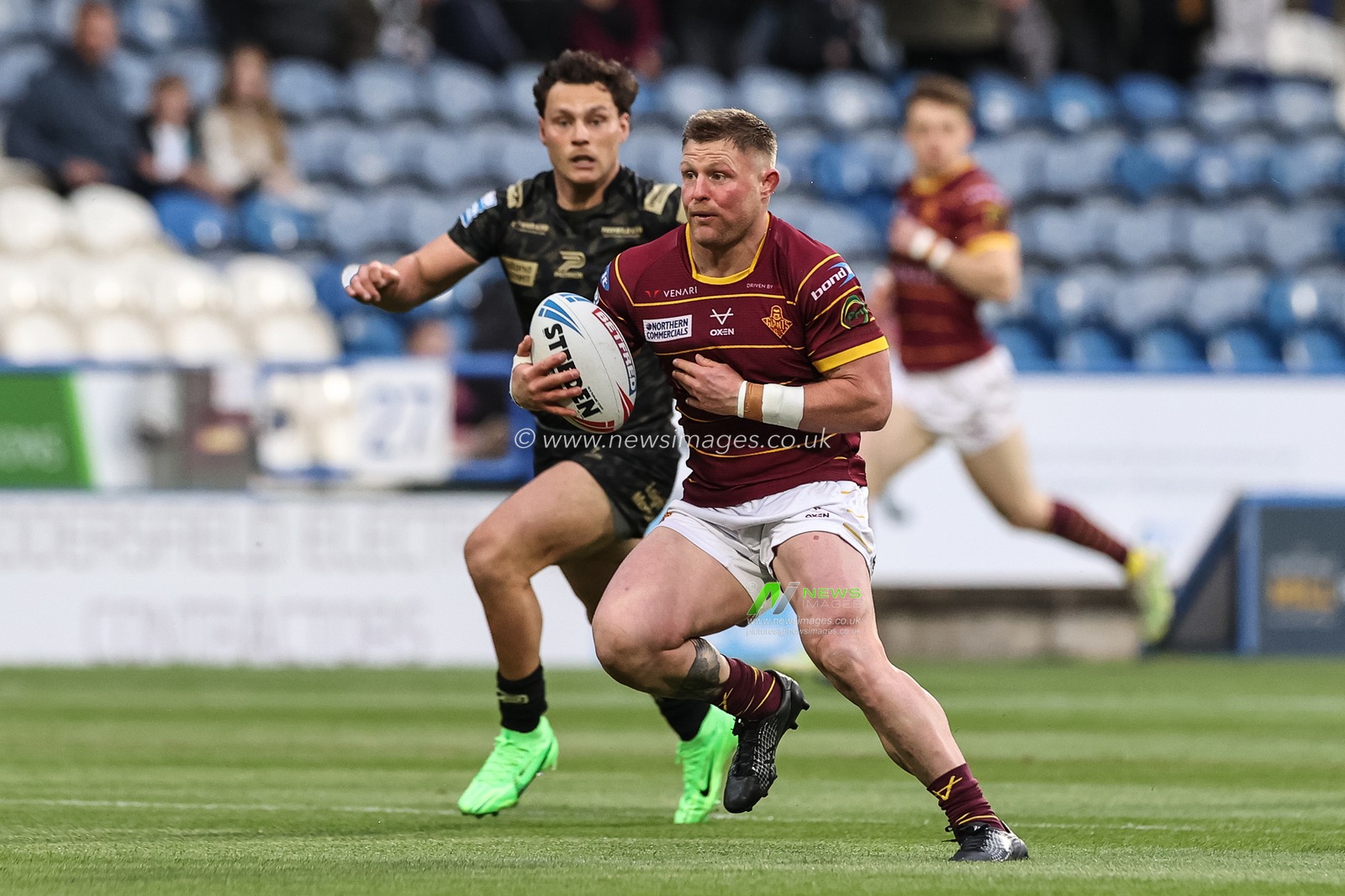 Luke Yates of Huddersfield Giants breaks with the ball during the Betfred Super League Round 12 match Huddersfield Giants vs Leigh Leopards at John Smith's Stadium, Huddersfield, United Kingdom, 24th May 2024

(Photo by Mark Cosgrove/News Images)