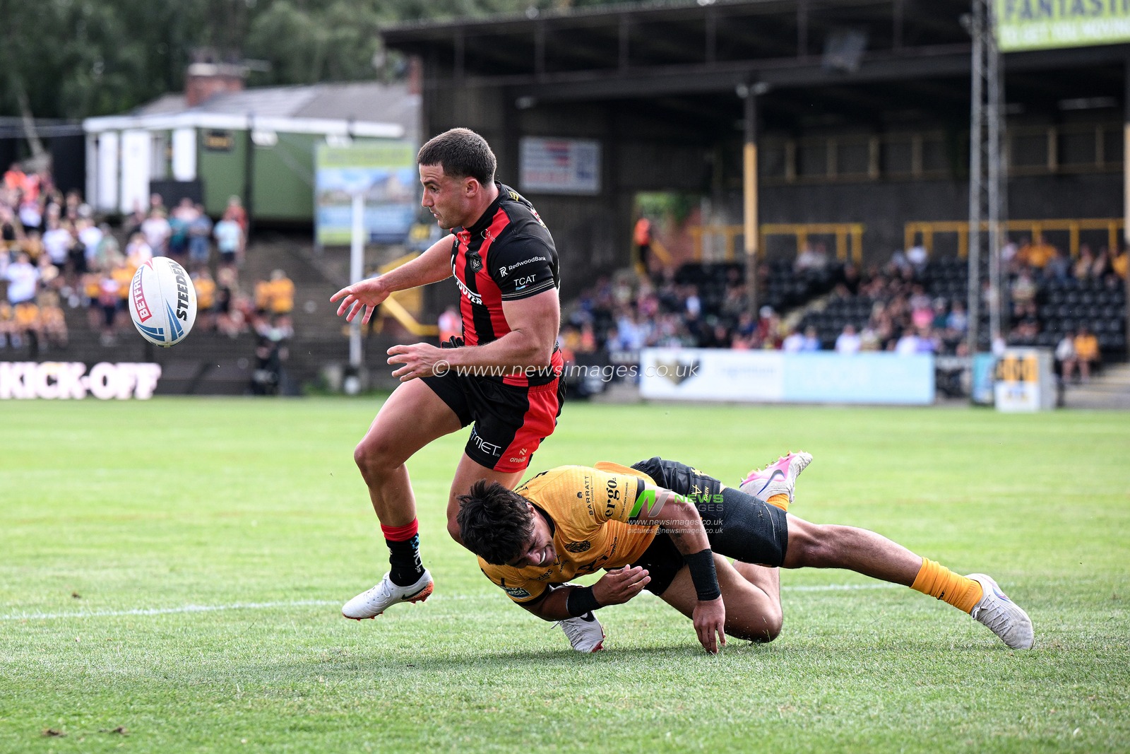 Josh Smith of Warrington Wolves catches the ball during the Betfred Super League round 21 match Castleford Tigers vs Warrington Wolves at OneBore Stadium, Castleford, Untied Kingdom on 01 August 2026

(Photo by Ben Roberts/News Images)
