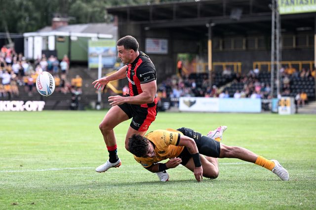 Josh Smith of Warrington Wolves catches the ball during the Betfred Super League round 21 match Castleford Tigers vs Warrington Wolves at OneBore Stadium, Castleford, Untied Kingdom on 01 August 2026

(Photo by Ben Roberts/News Images)

