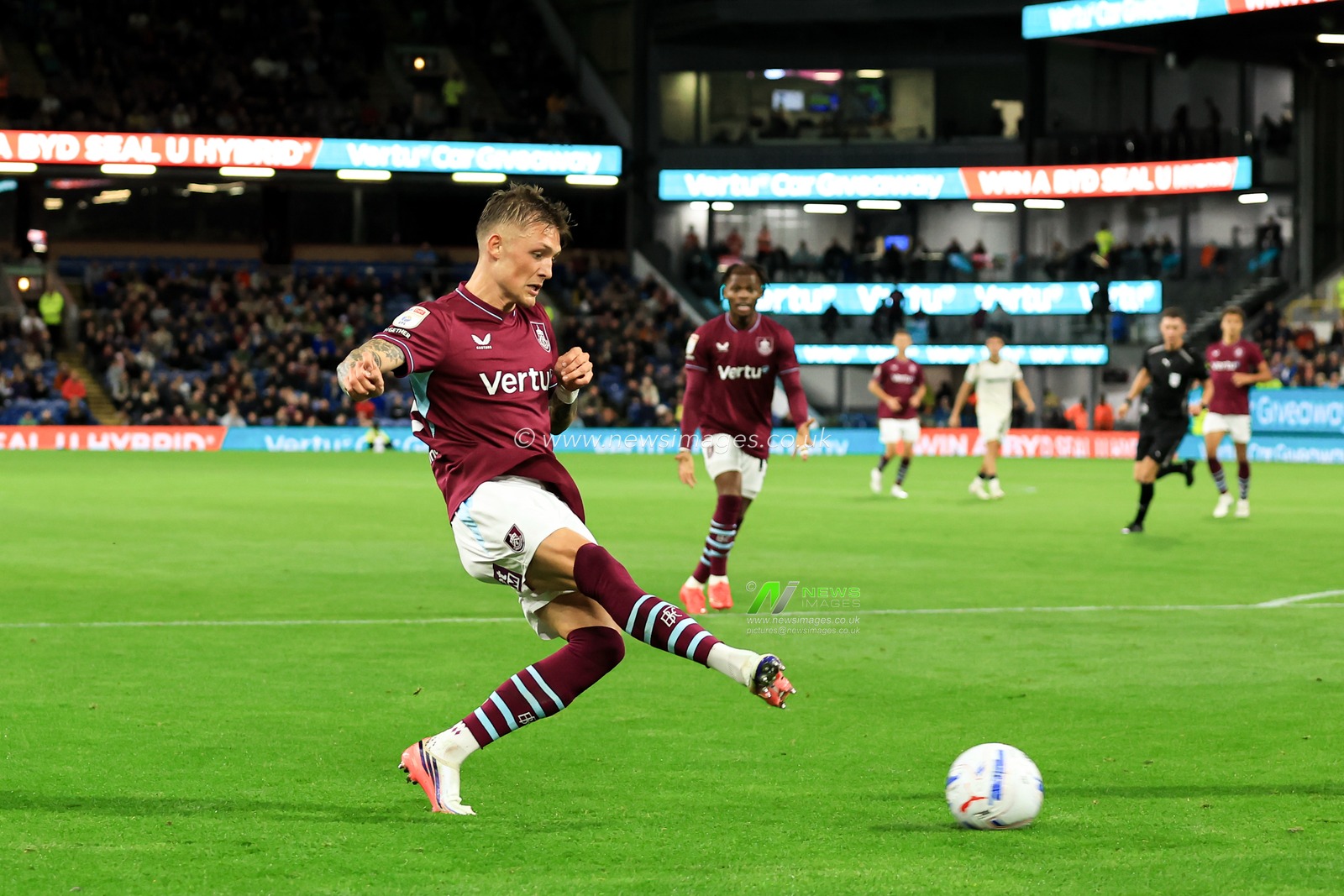 Oliver Sonne of Burnley crosses ball into box during the Sky Bet Championship match Burnley vs Middlesbrough at Turf Moor, Burnley, United Kingdom on 02 September 2026

(Photo by Jorge Horsted/News Images)