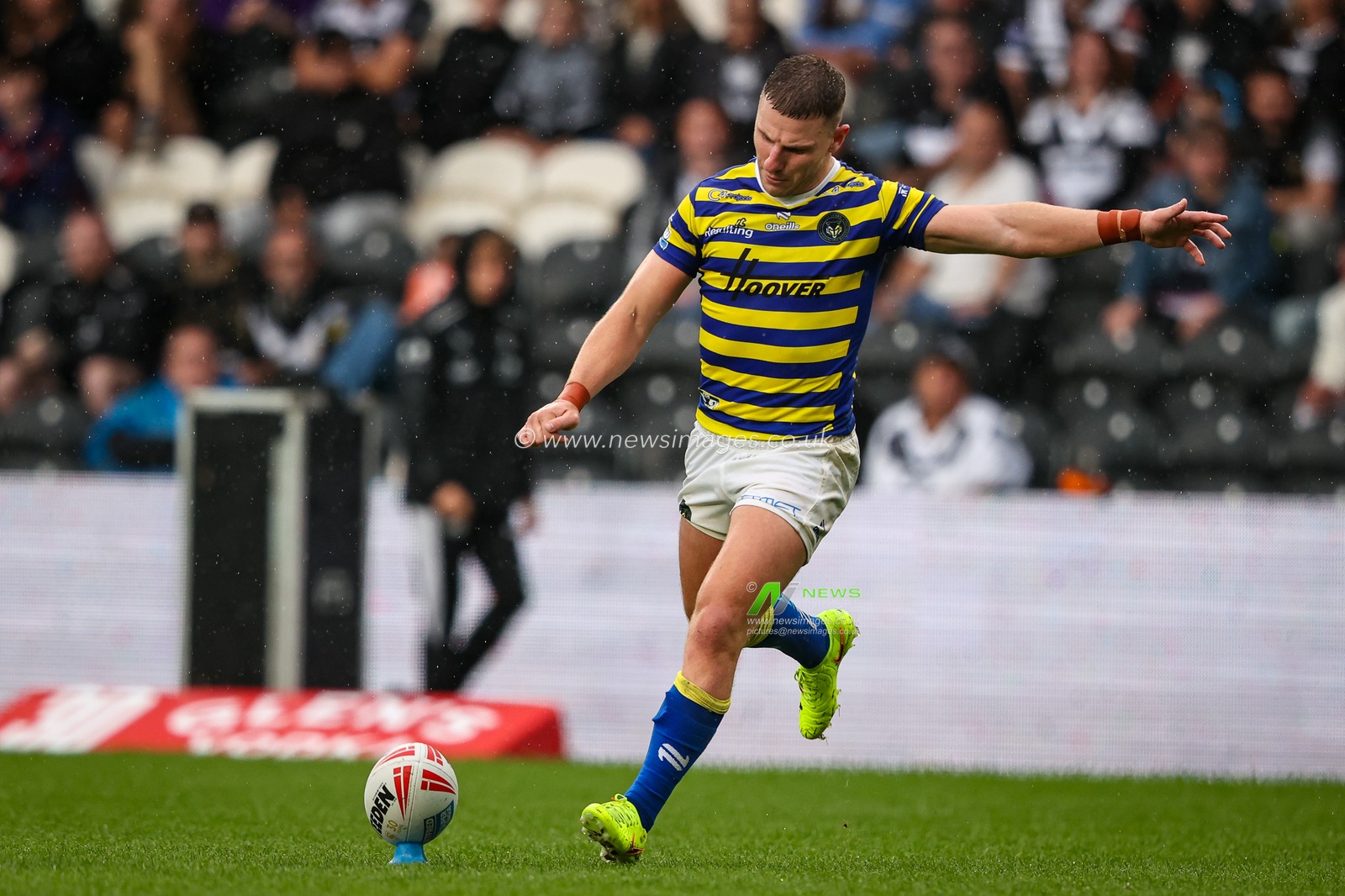 George Williams of Warrington Wolves converts for a goal during the Betfred Super League round 25 match Hull FC vs Warrington Wolves at MKM Stadium, Hull, United Kingdom on 29 August 2026

(Photo by Alfie Cosgrove/News Images)