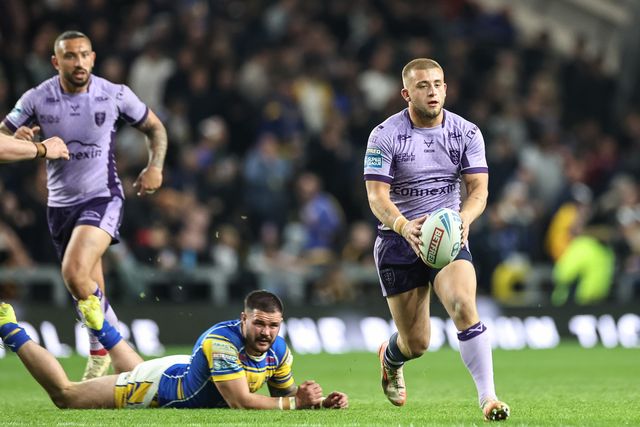 Mikey Lewis of Hull KR breaks from James Bentley of Leeds Rhinos during the Betfred Super League round 9 match Leeds Rhinos vs Hull KR at Headingley Stadium, Leeds, United Kingdom, 25th April 2025

(Photo by Mark Cosgrove/News Images)