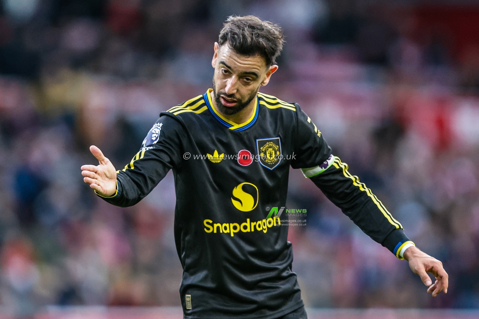 Bruno Fernandes of Manchester United gives his team instructions during the Premier League match Nottingham Forest vs Manchester United at City Ground, Nottingham, United Kingdom, 1st November 2025

(Photo by Alfie Cosgrove/News Images)

*** GER AUT SUI OUT ***
