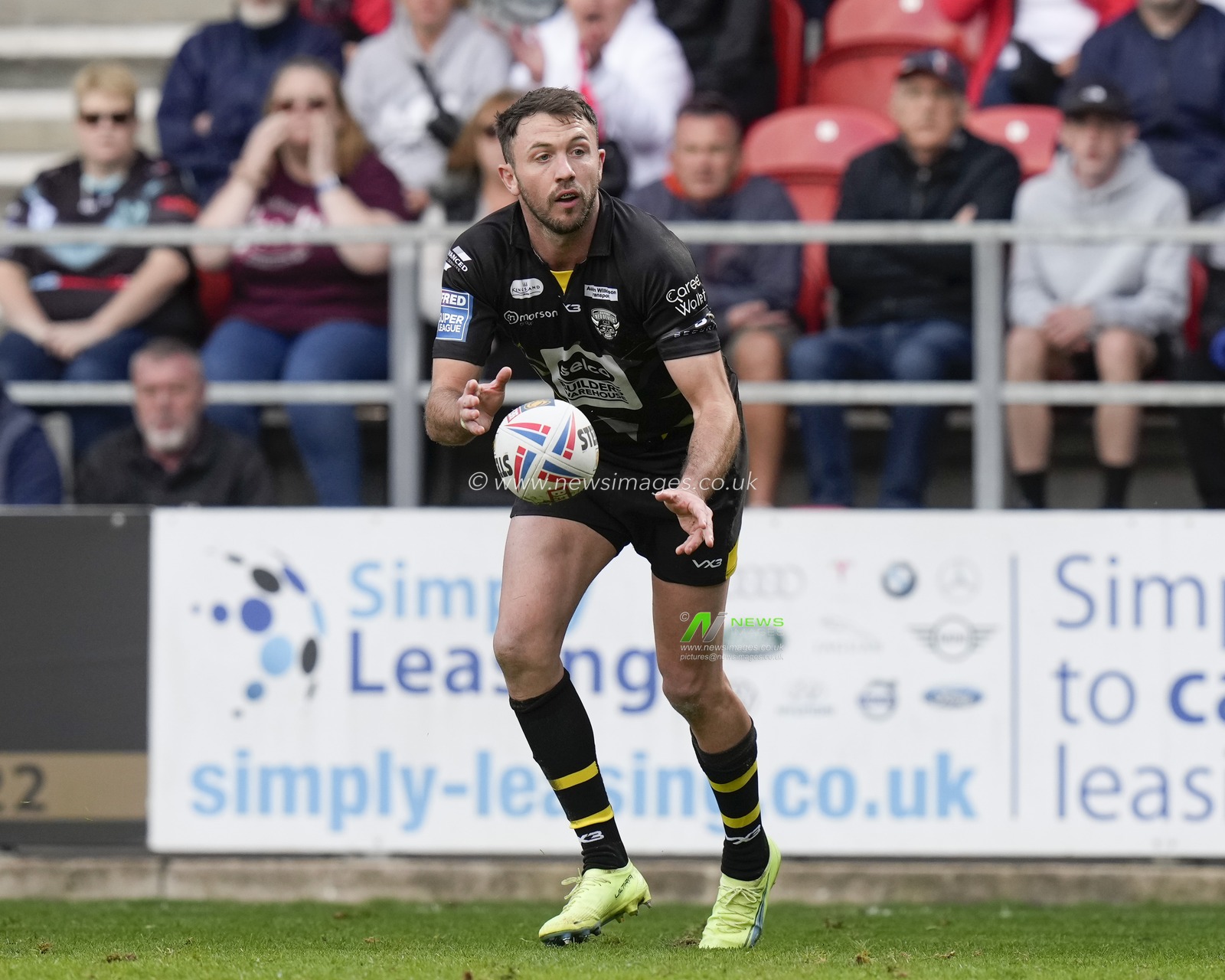 Ryan Brierley #1 of Salford Red Devils passes the ball during the Betfred Super League match St Helens vs Salford Red Devils at Totally Wicked Stadium, St Helens, United Kingdom, 17th September 2022

(Photo by Steve Flynn/News Images)