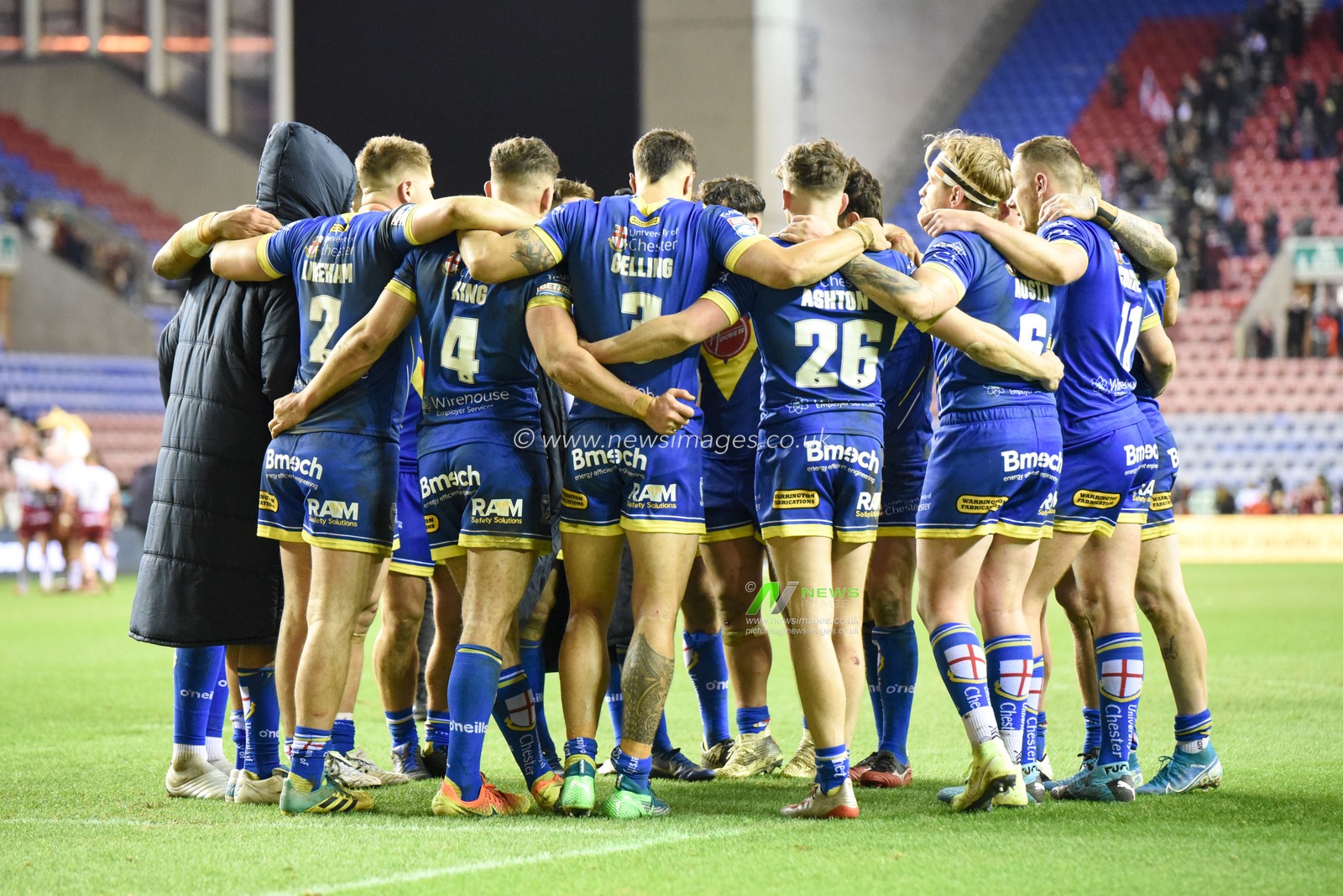 30th January 2020, DW Stadium, Wigan, England; Betfred Super League, Wigan Warriors v Warrington Wolves : The Warrington Wolves players form a huddle after the final whistle