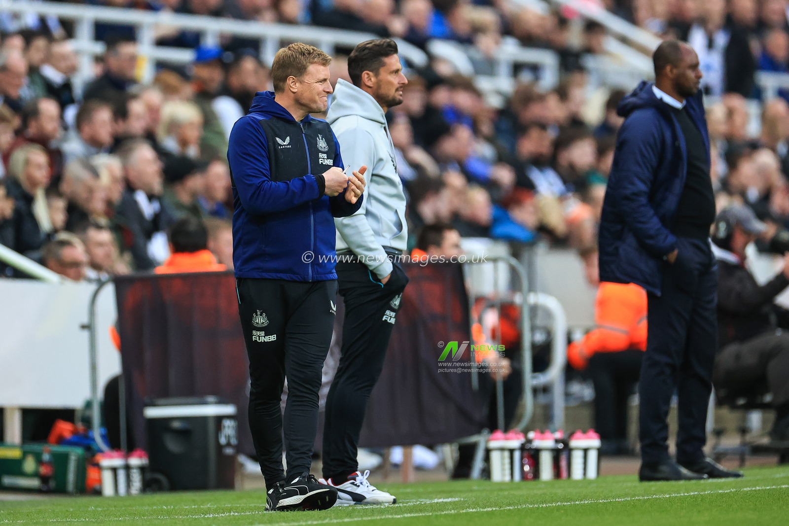Eddie Howe manager of Newcastle United applauds his players
