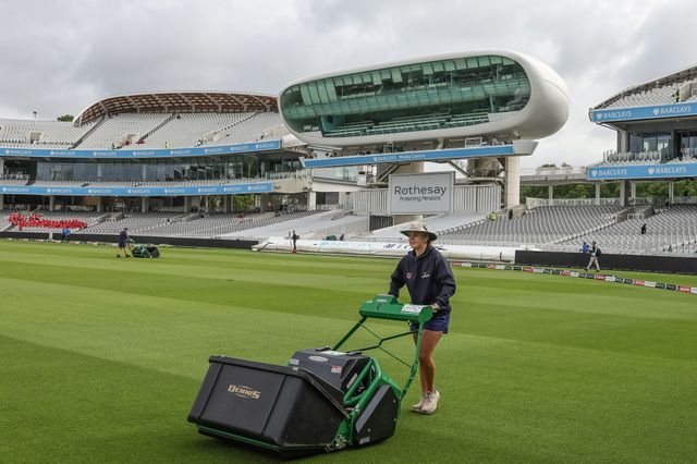 Ground staff make the final cut to the grass ahead of play on day 2 during the 1st Rothesay Test Match Day 2 match England vs New Zealand at Lords, London, United Kingdom on 05 June 2026

(Photo by Mark Cosgrove/News Images)