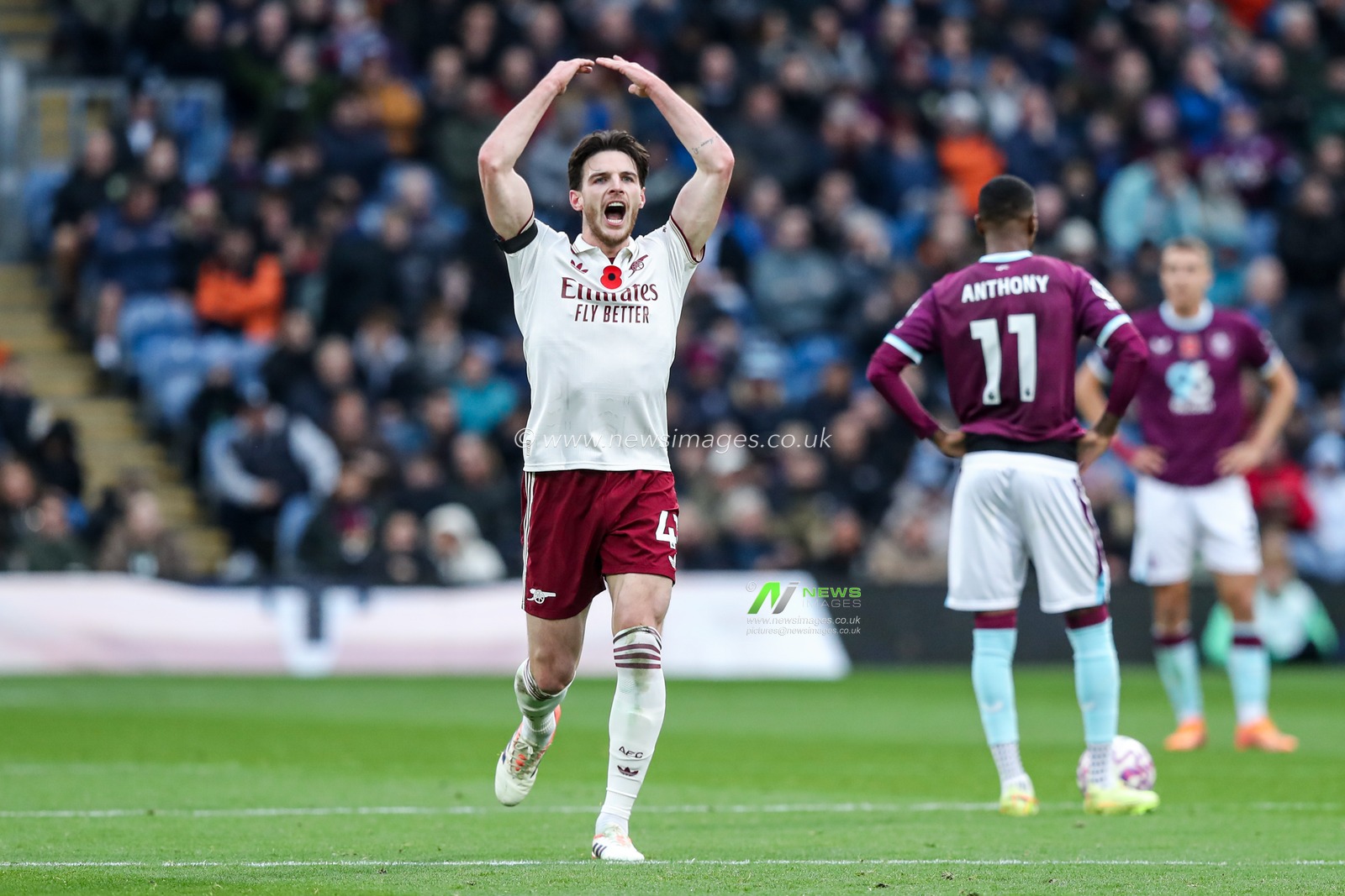 Declan Rice of Arsenal celebrates his goal to make it 0-2 during the Premier League match Burnley vs Arsenal at Turf Moor, Burnley, United Kingdom, 1st November 2025

(Photo by Jorge Horsted/News Images)

*** GER AUT SUI OUT ***