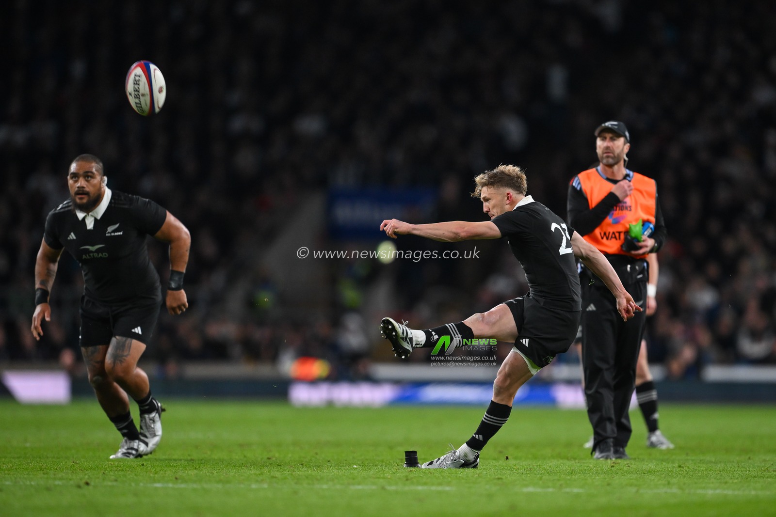 Damian McKenzie of New Zealand kicks a penalty during the Autumn Nations Series match England vs New Zealand at Allianz Stadium,, Twickenham, United Kingdom, 2nd November 2024

(Photo by Craig Thomas/News Images)