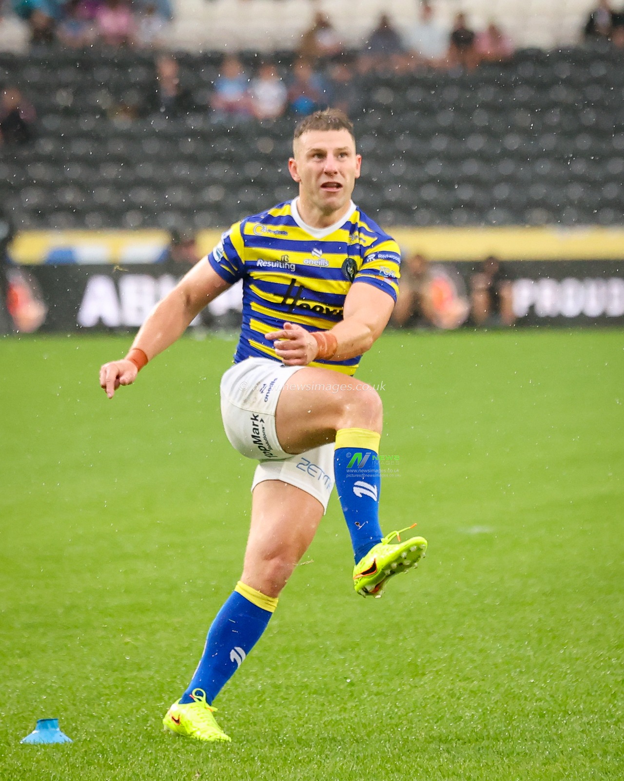 George Williams of Warrington Wolves scores a penalty  during the Betfred Super League round 25 match Hull FC vs Warrington Wolves at MKM Stadium, Hull, United Kingdom on 29 August 2026

(Photo by Alfie Cosgrove/News Images)