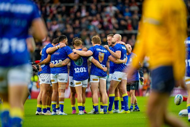 Warrington players in the pre-match team huddle during the Betfred Super League round 14 match St Helens vs Warrington Wolves at The BrewDog Stadium, St Helens, United Kingdom on 11 June 2026

(Photo by Maynard Manyowa/News Images)