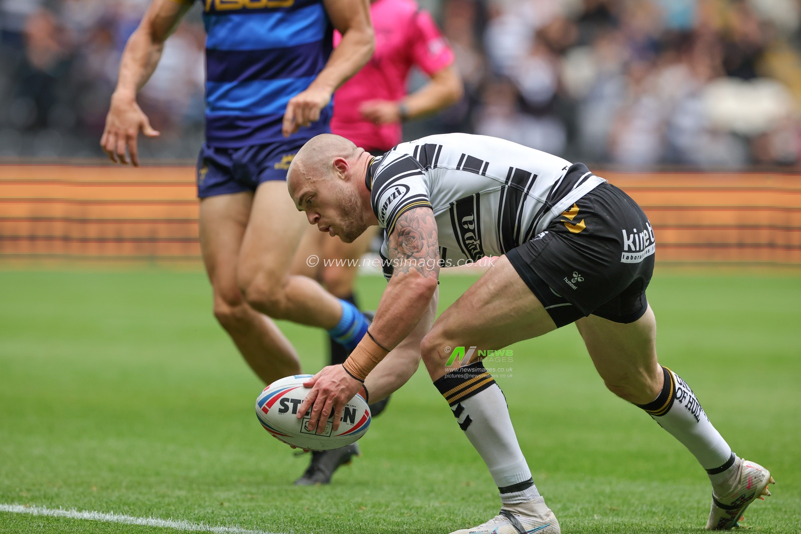 Adam Swift #2 of Hull FC breaks through for a 30 yard solo try during the Betfred Super League Round 21 match Hull FC vs Wakefield Trinity at MKM Stadium, Hull, United Kingdom, 6th August 2023

(Photo by Mark Cosgrove/News Images)