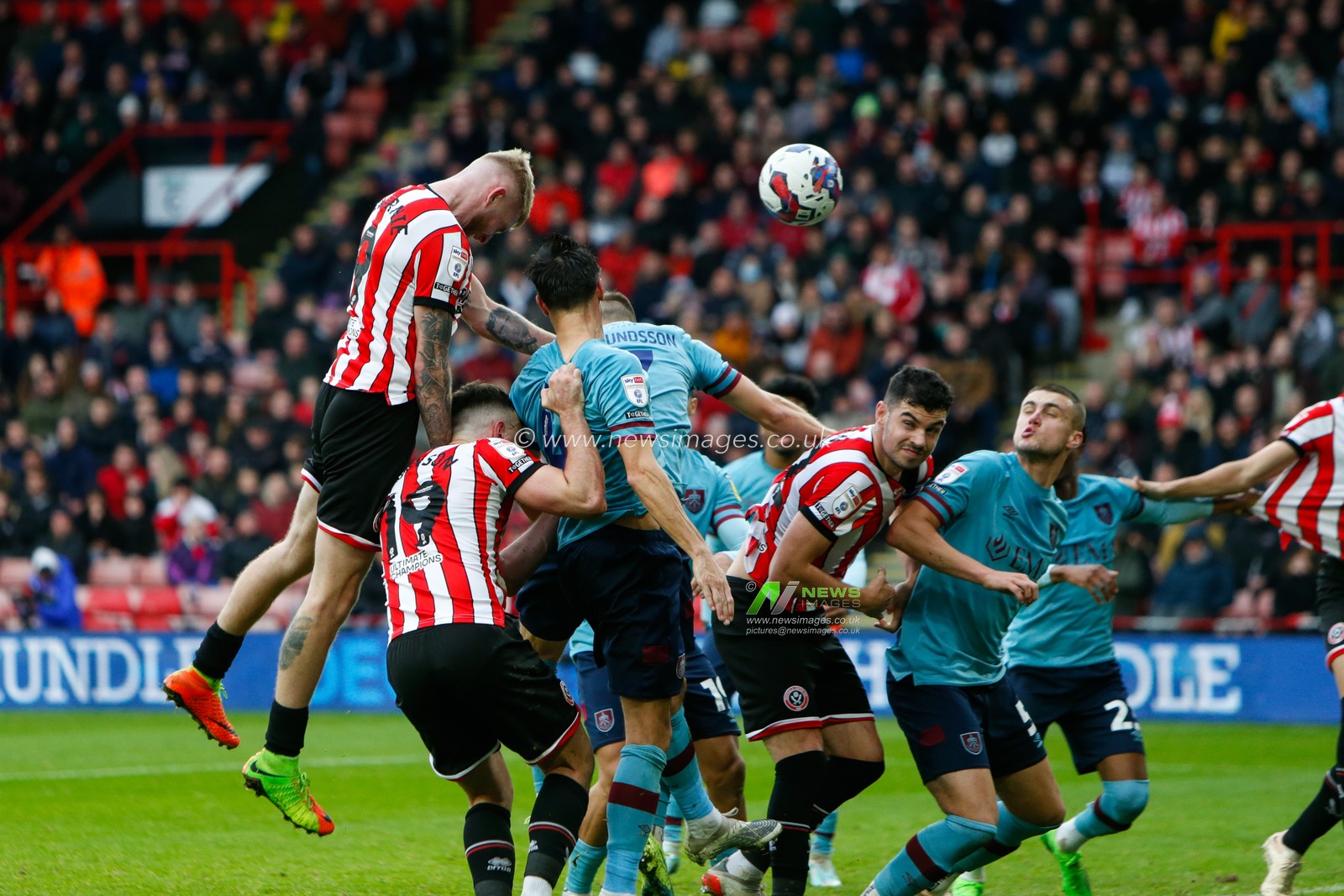 Oliver McBurnie #9 of Sheffield United attempts a header at goal during the Sky Bet Championship match Sheffield United vs Burnley at Bramall Lane, Sheffield, United Kingdom, 5th November 2022

(Photo by Ben Early/News Images)