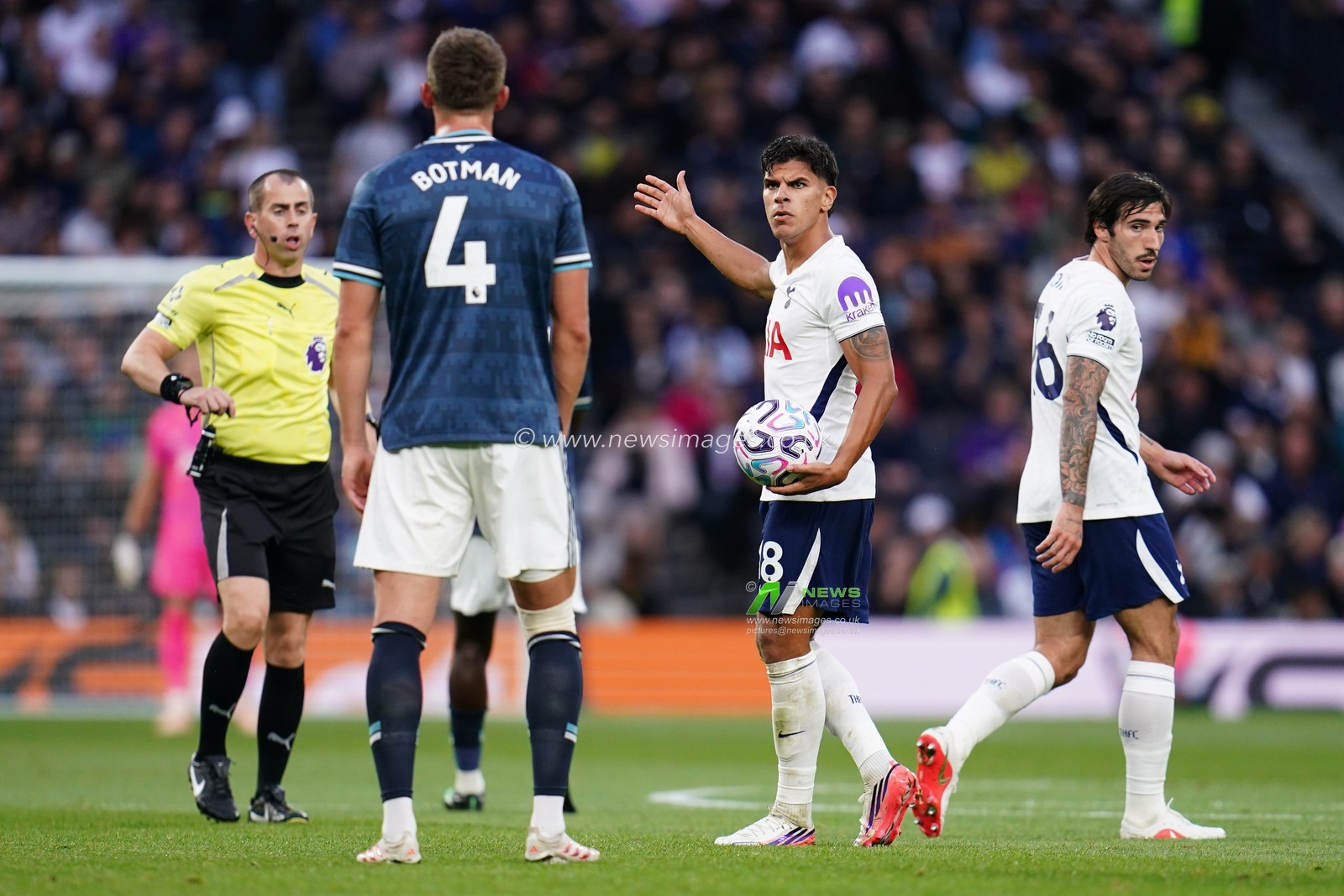 during the Premier League match Tottenham Hotspur vs Newcastle Untied at Tottenham Hotspur Stadium, London, United Kingdom on 29 August 2026

(Photo by Harvey Murphy/News Images)
