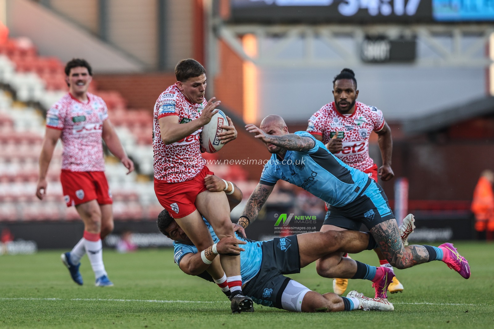 Ben Mcnamara of Leigh Leopards is tackled during the Betfred Super League Round 12 match Leigh Leopards vs Hull FC at Leigh Sports Village, Leigh, United Kingdom, 22nd May 2025

(Photo by Alfie Cosgrove/News Images)