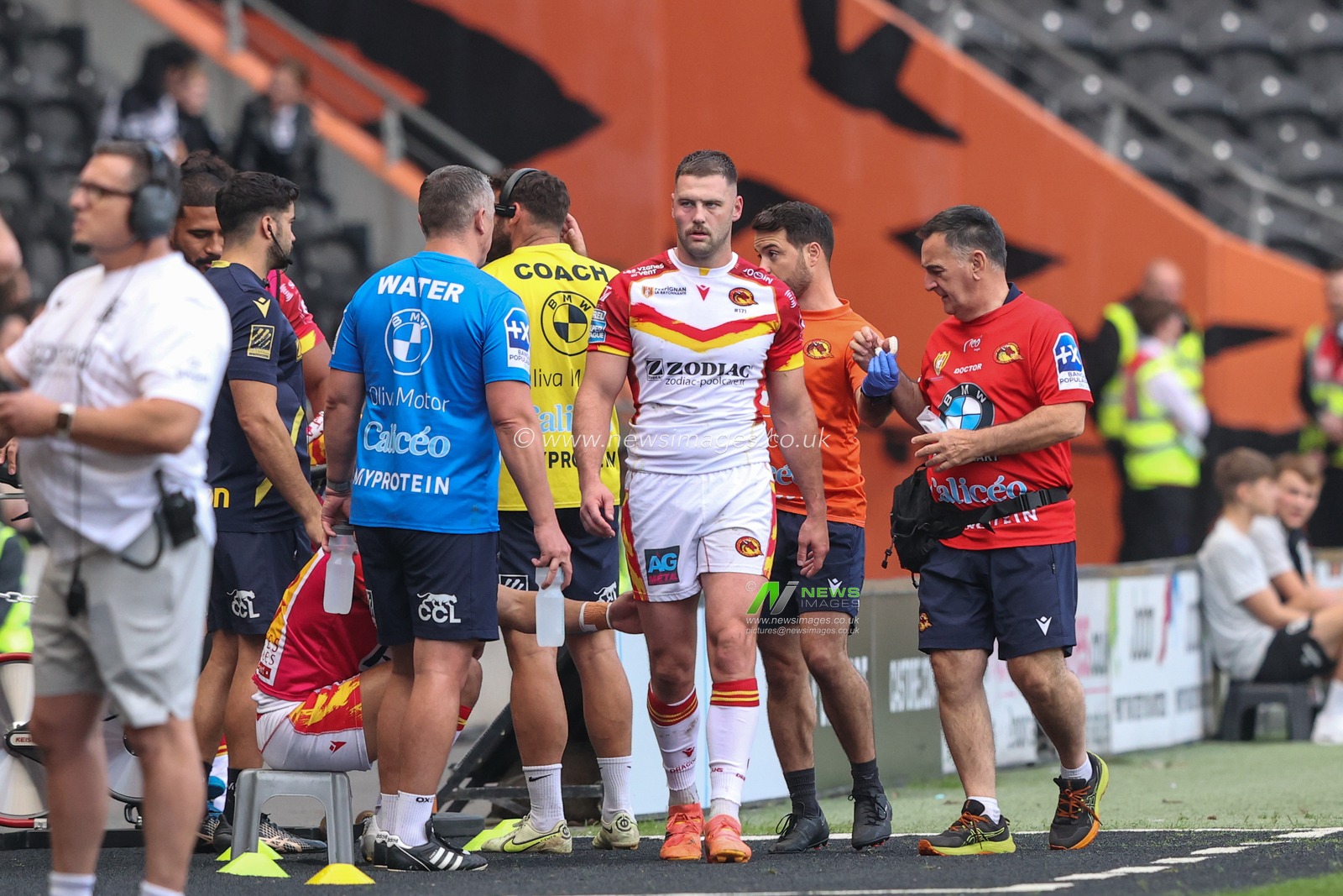 Bayley Sironen of Catalan Dragons leaves the field with an injury during the Betfred Super League Round 27 match Hull FC vs Catalans Dragons at MKM Stadium, Hull, United Kingdom, 21st September 2024

(Photo by Alfie Cosgrove/News Images)