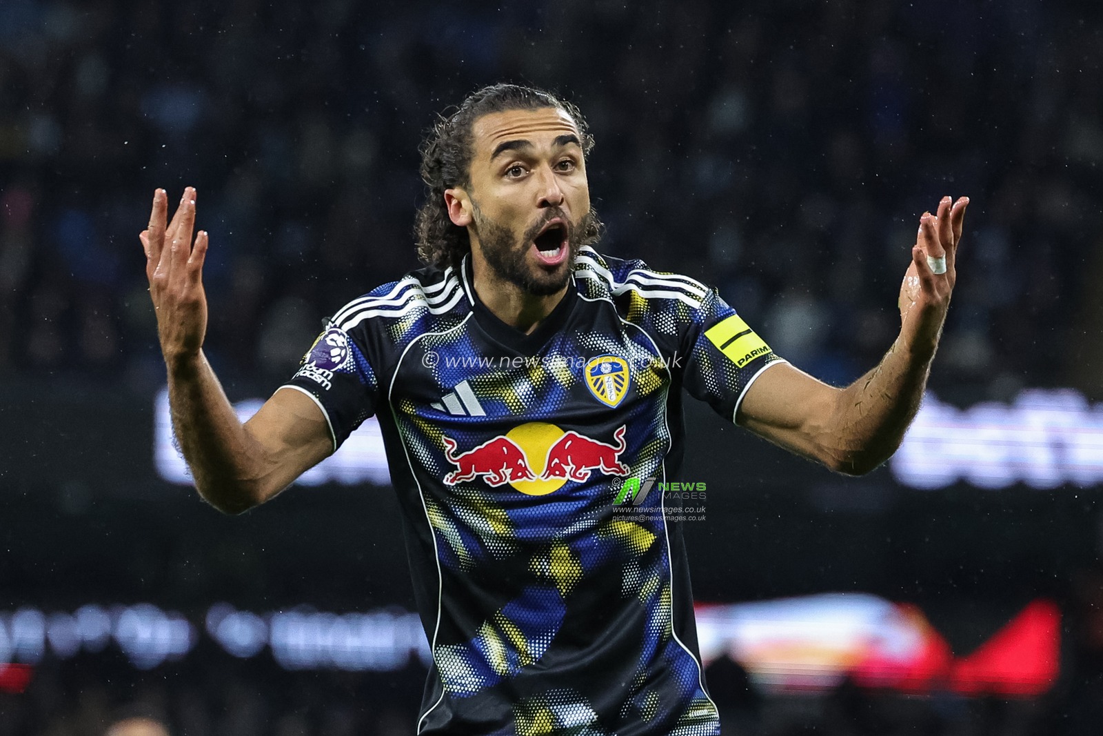 Dominic Calvert-Lewin of Leeds United gees up the fans as Leeds pull back two goals during the Premier League match Manchester City vs Leeds United at Etihad Stadium, Manchester, United Kingdom, 29th November 2025

(Photo by Mark Cosgrove/News Images)

*** GER AUT SUI OUT ***
