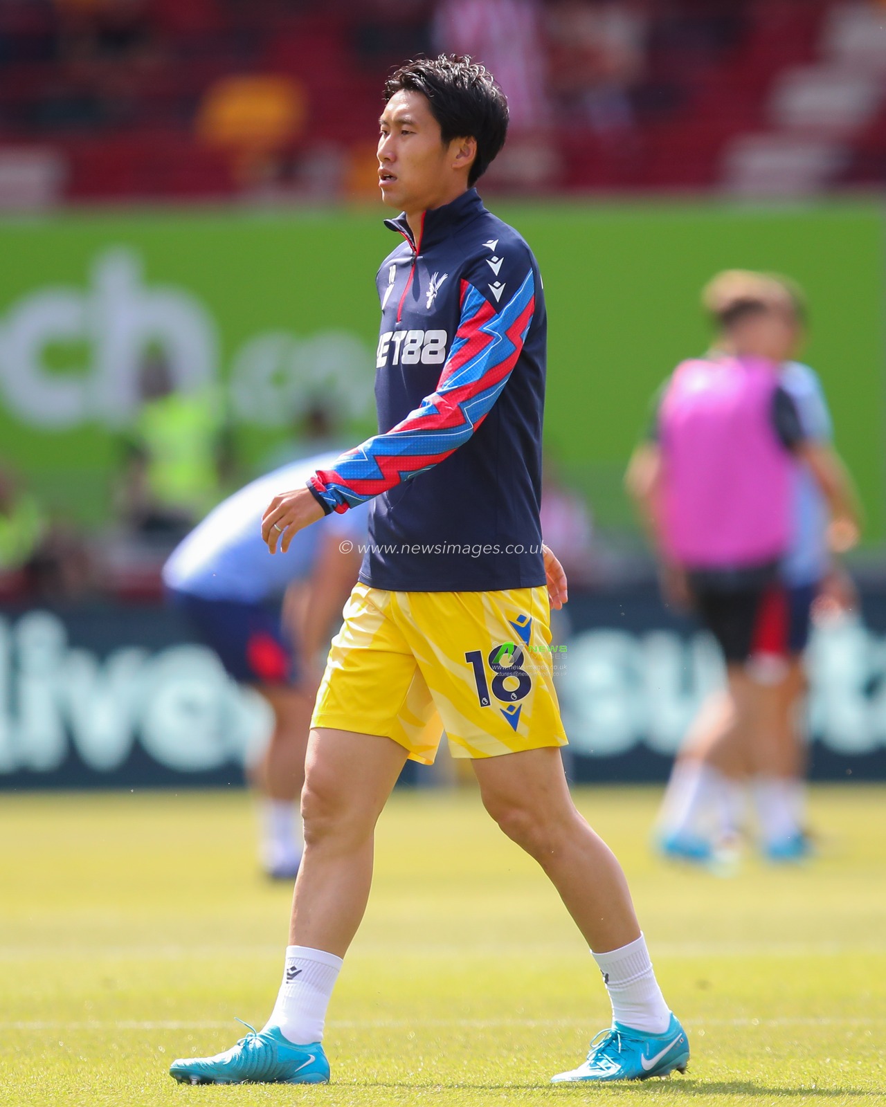 Daichi Kamada of Crystal Palace warms up ahead of the Premier League match Brentford vs Crystal Palace at The Gtech Community Stadium, London, United Kingdom, 18th August 2024

(Photo by Gareth Evans/News Images)