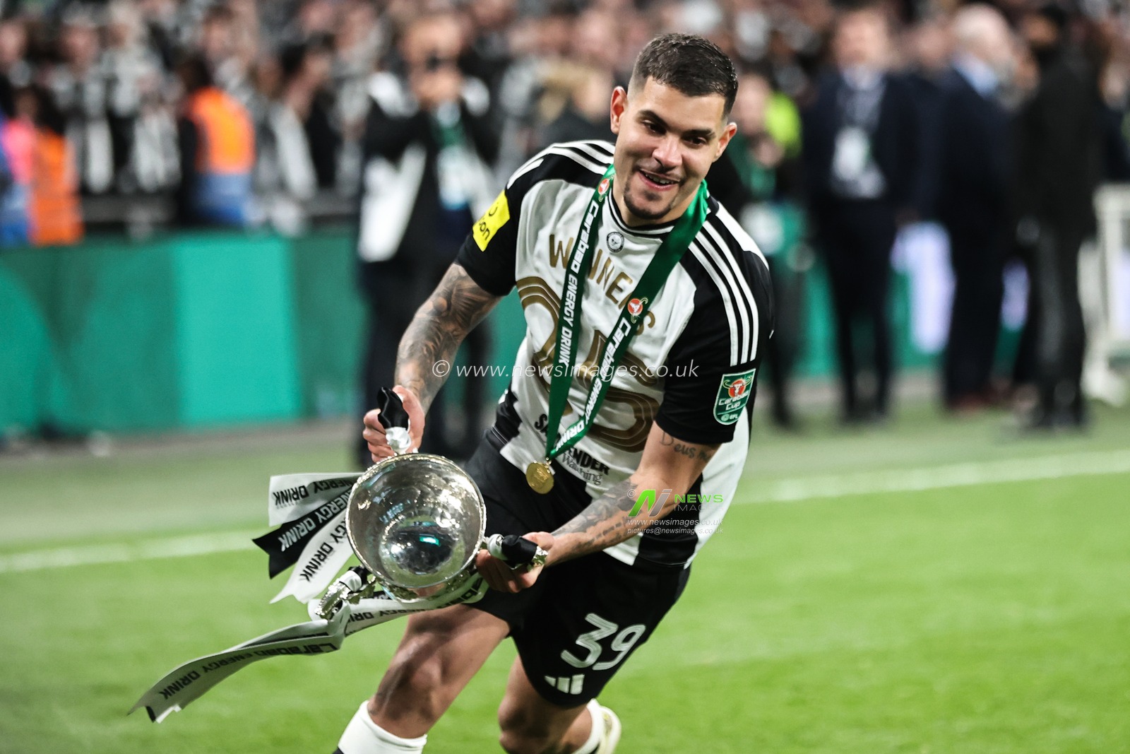 Bruno GuimarÃ£es of Newcastle United with the Carabao Cup trophy after his teams win in the Carabao Cup Final match Liverpool vs Newcastle United at Wembley Stadium , London, United Kingdom, 16th March 2025

(Photo by Alfie Cosgrove/News Images)
