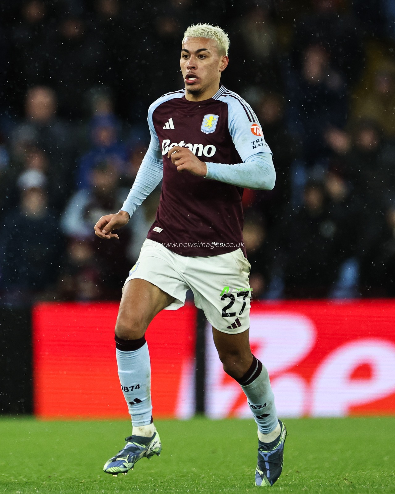 Morgan Rogers of Aston Villa during the Premier League match Aston Villa vs Southampton at Villa Park, Birmingham, United Kingdom, 7th December 2024

(Photo by Mark Cosgrove/News Images)