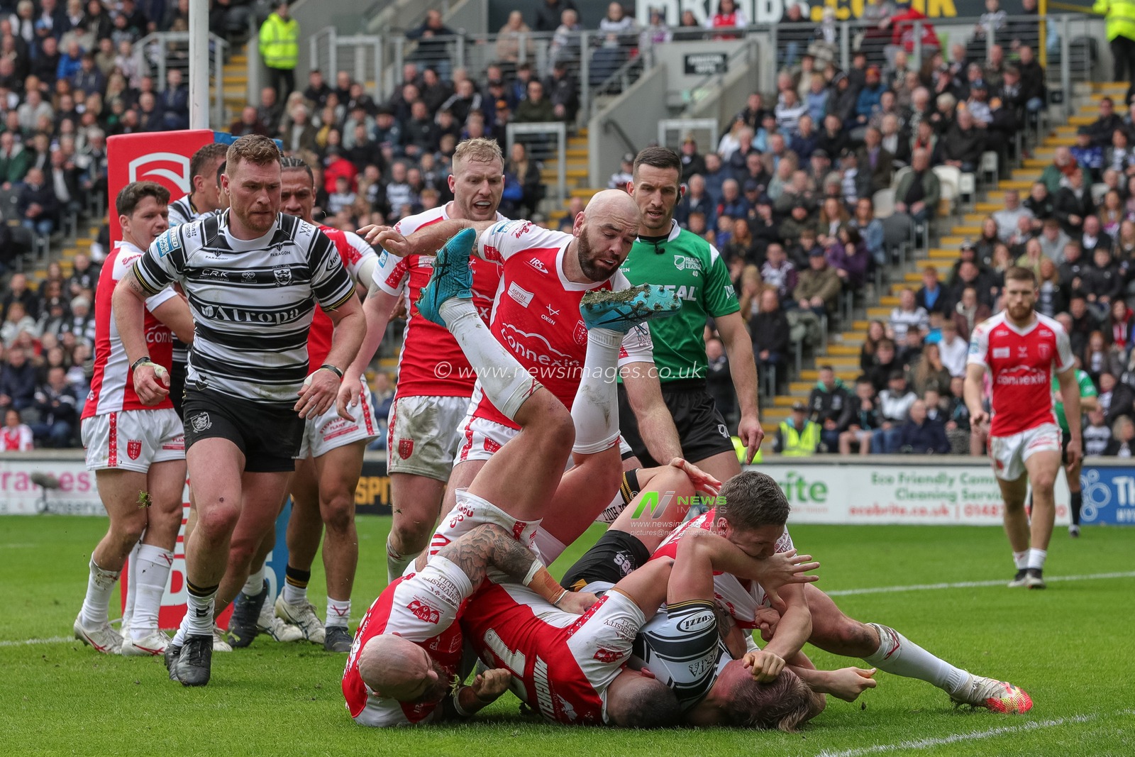 A fight breaks out between the two teams during the Betfred Super League Round 8 match Hull FC vs Hull KR at MKM Stadium, Hull, United Kingdom, 7th April 2023

(Photo by James Heaton/News Images)